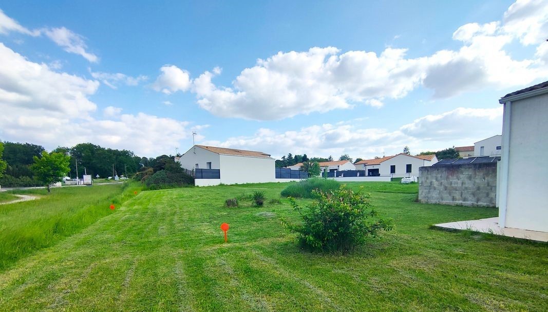 Bien immobilier à vendre à Breuillet, 484 m² – photo 3 sur 3