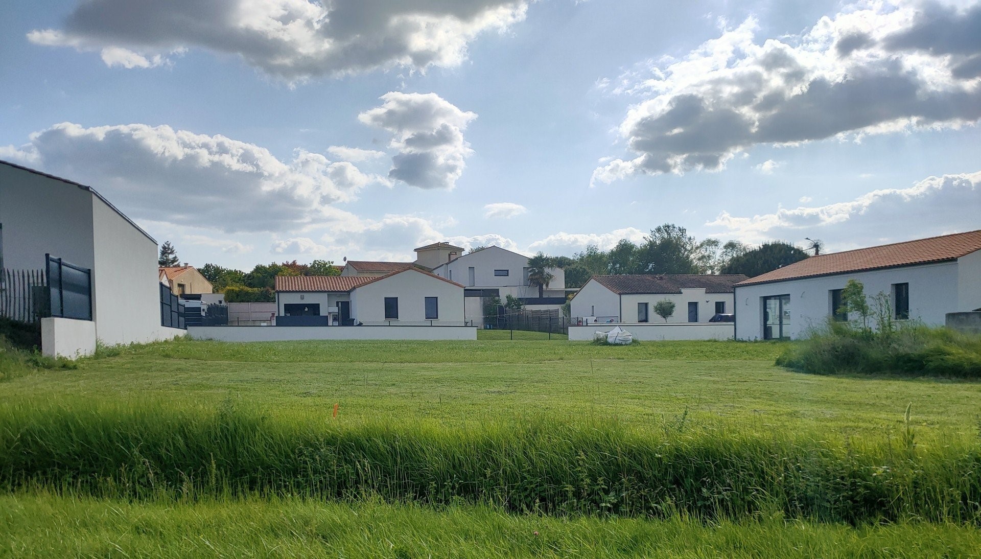 Bien immobilier à vendre à Breuillet, 484 m² – photo 2 sur 3