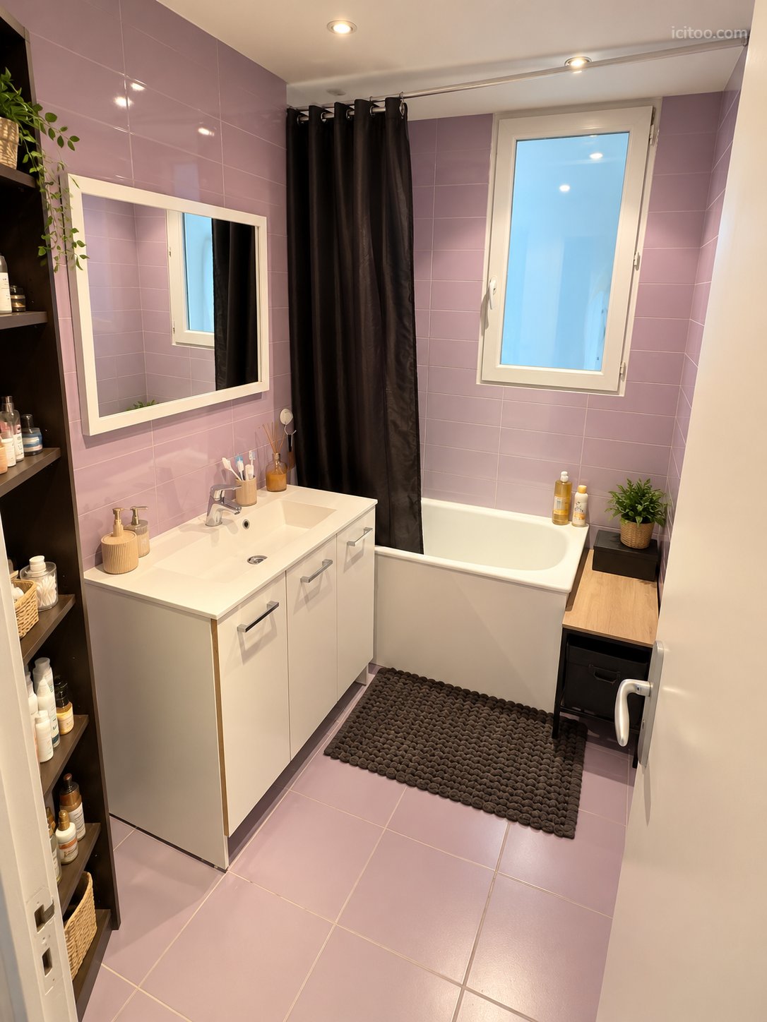 Appartement 4 pièces à vendre à Tarbes (65000) : salle de bain avec baignoire, lavabo blanc, miroir et étagère murale