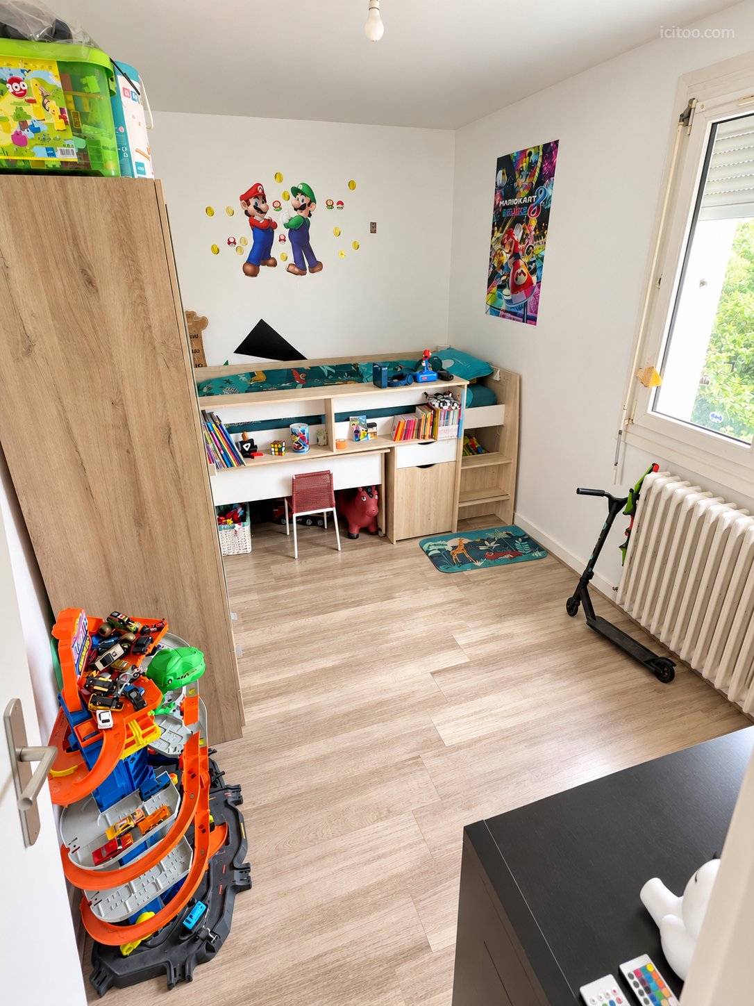 Appartement à vendre à Tarbes : chambre d'enfant avec lit, bureau, armoire et jouets