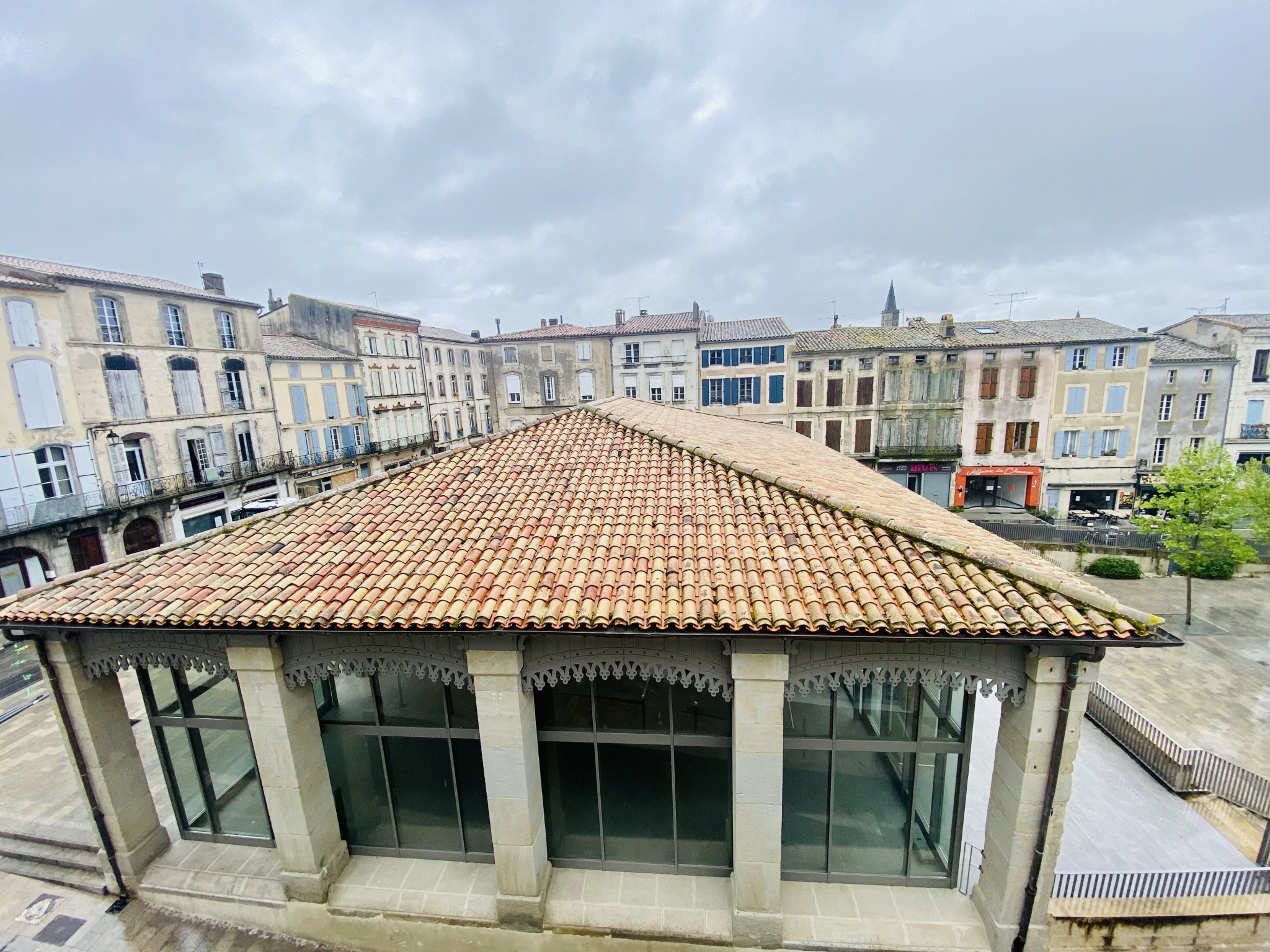 Immeuble à vendre à Castelnaudary (11400) : toit en tuiles orangées surplombant des bâtiments anciens