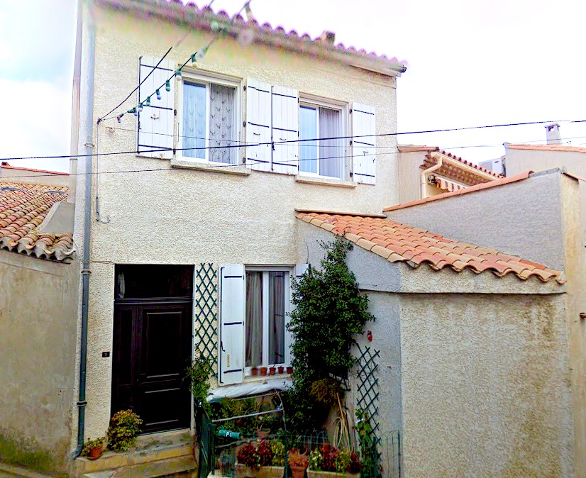 Maison 5 pièces à vendre à Blomac (11700) : façade claire avec volets blancs et porte sombre