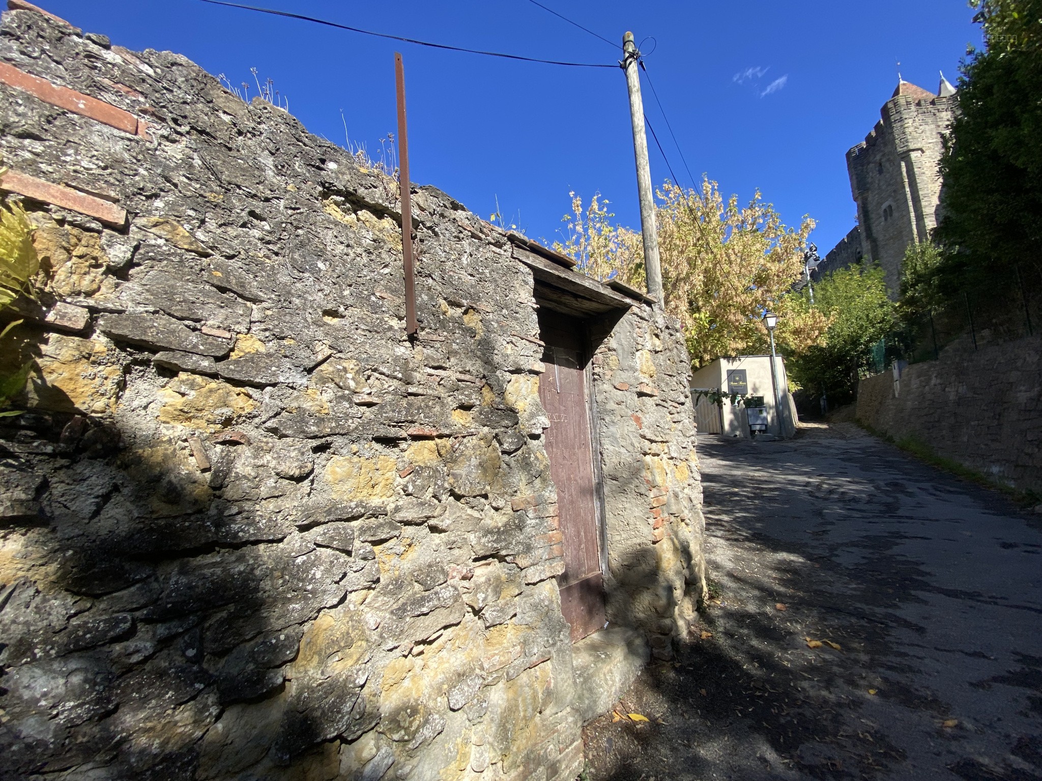 Au pied de la Cité: Remise, avec jardin, à aménager en habitation — photo 1