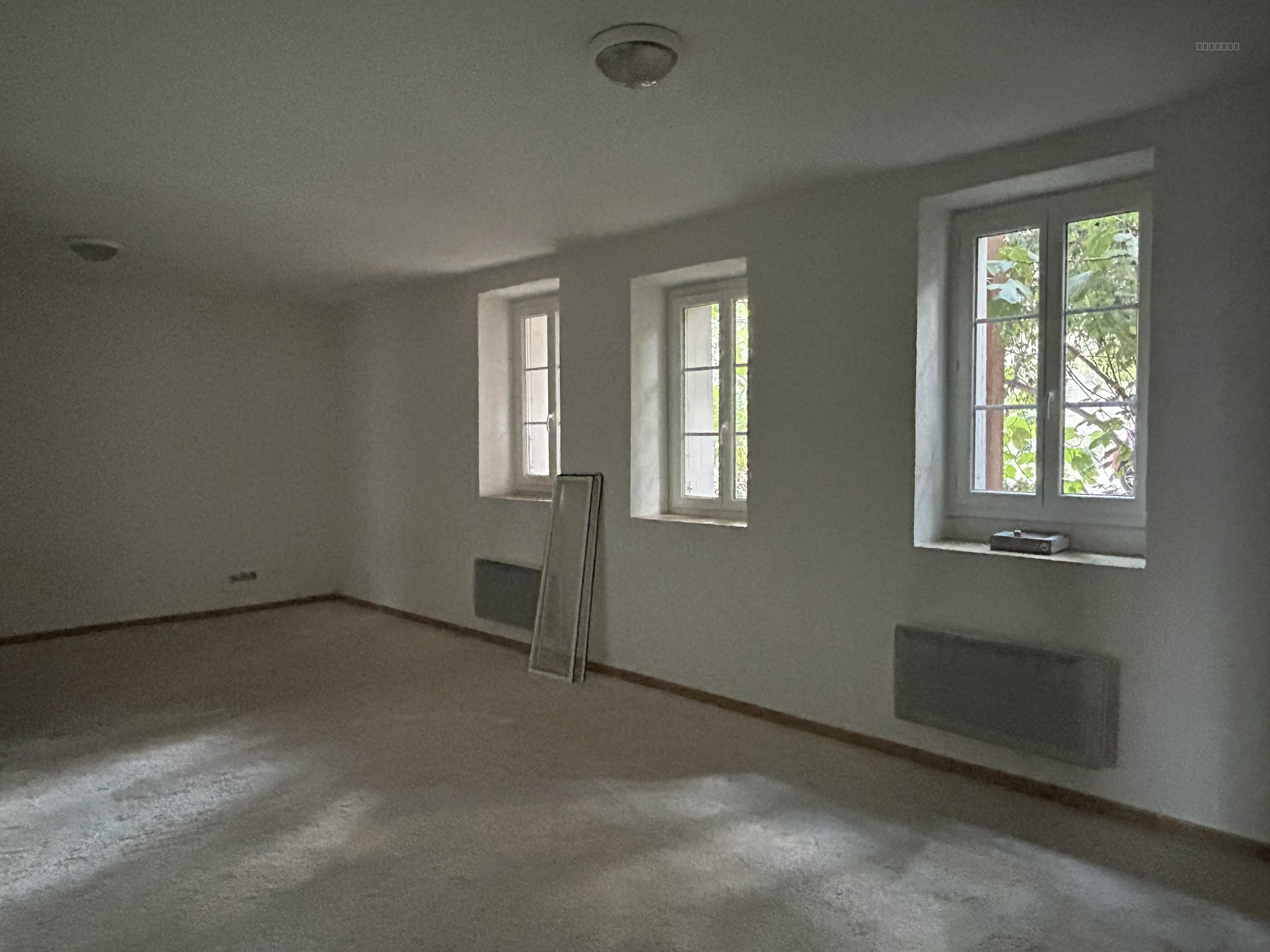 LOCAL PROFESSIONNEL - 84 M2 - ROUTE DE NARBONE — photo 1