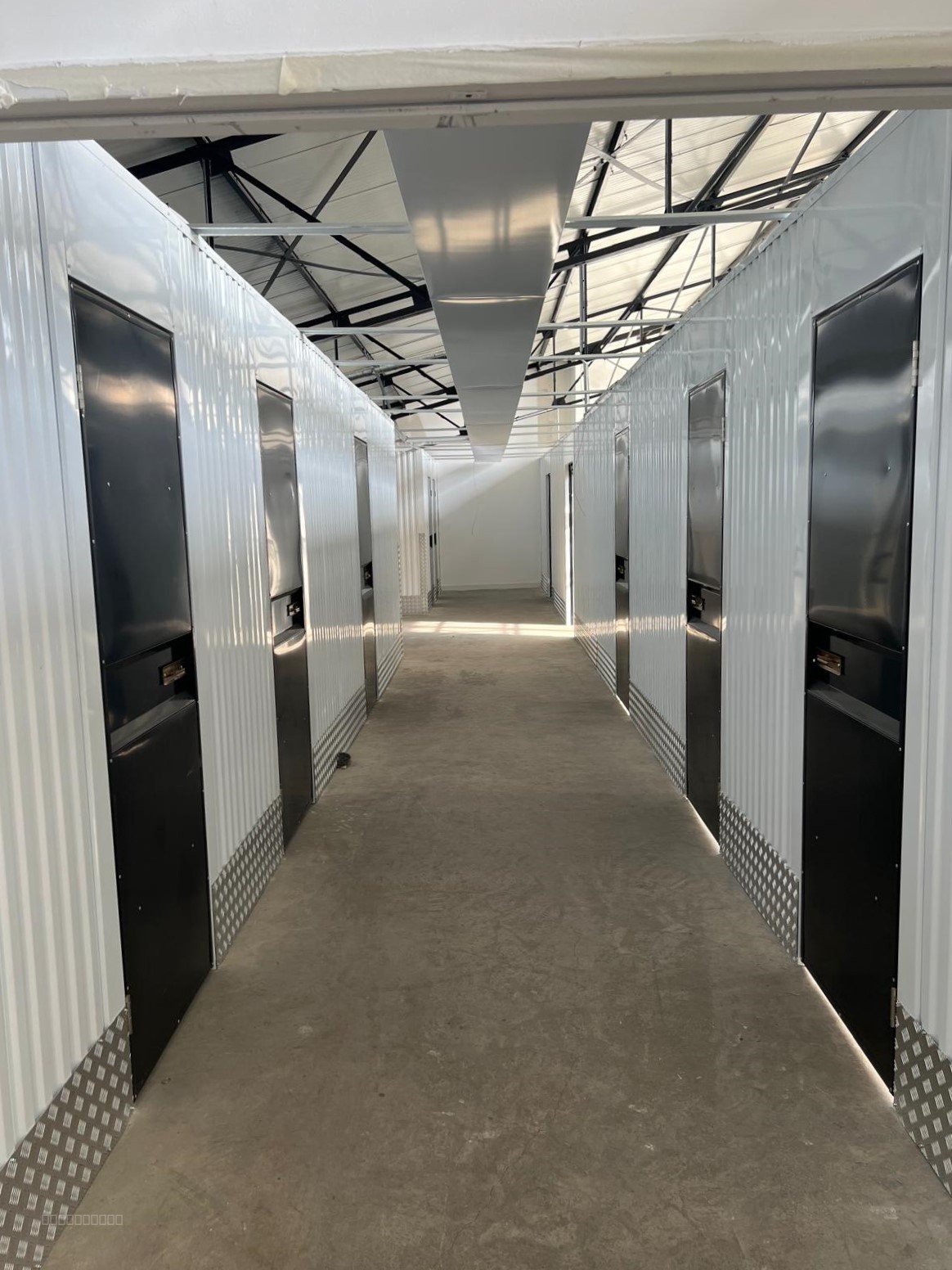 ensemble de 18 box de stockage aux Arnavayx — photo 4
