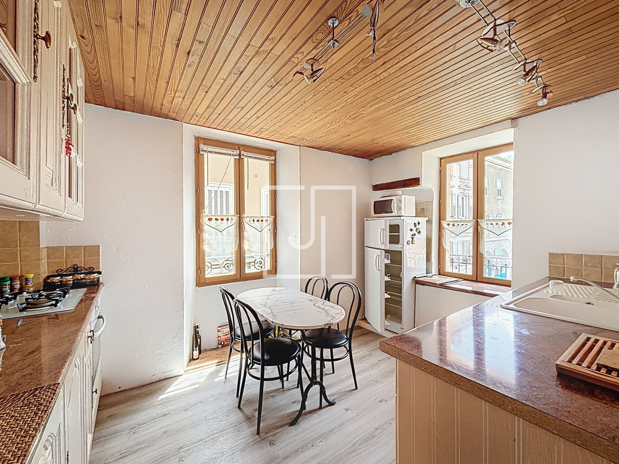 À VENDRE Appartement 3 chambres avec balcon, cave et grenier 70 m2 Jausiers (04) — photo 6