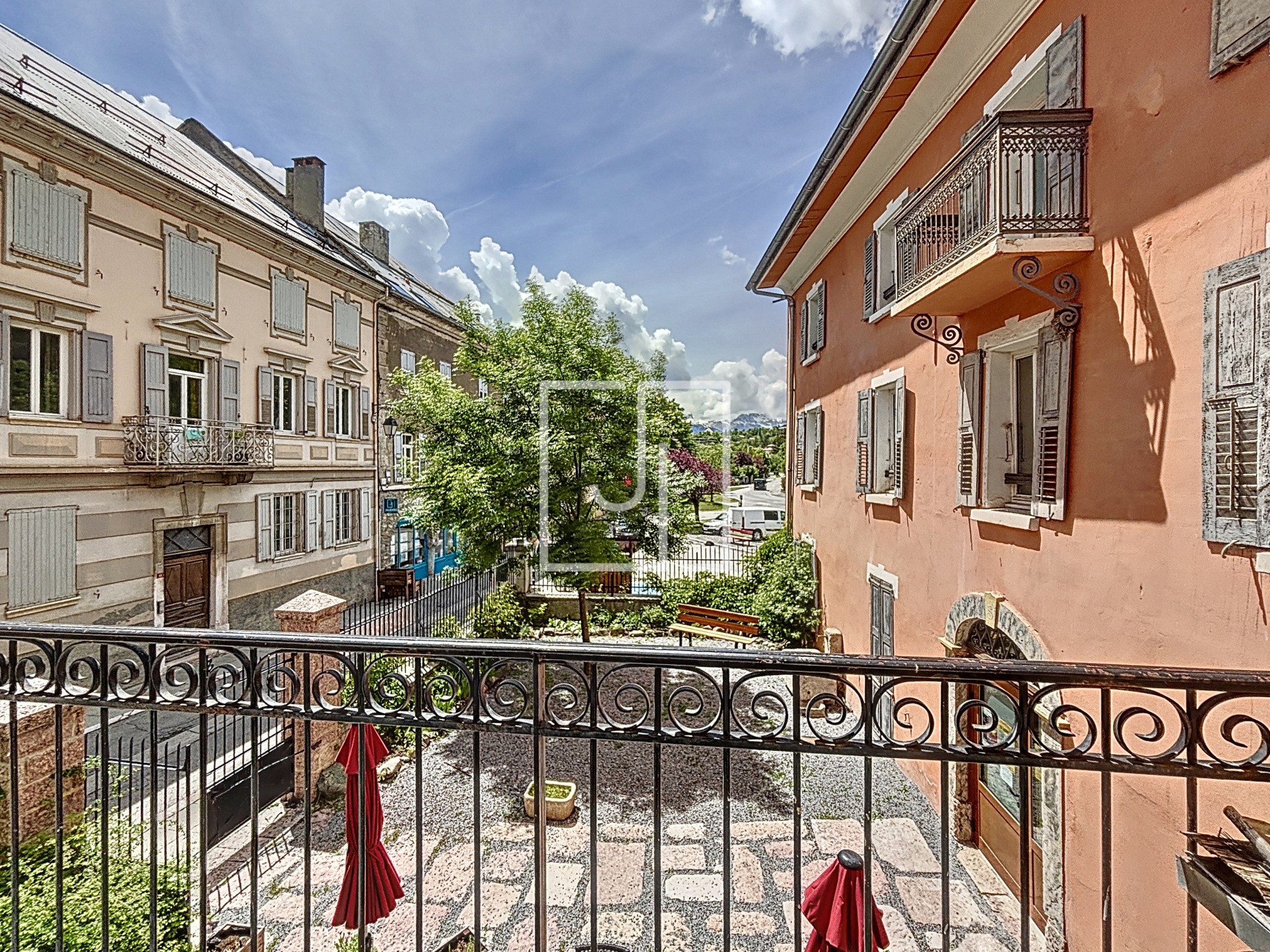 À VENDRE Appartement 3 chambres avec balcon, cave et grenier 70 m2 Jausiers (04) — photo 2