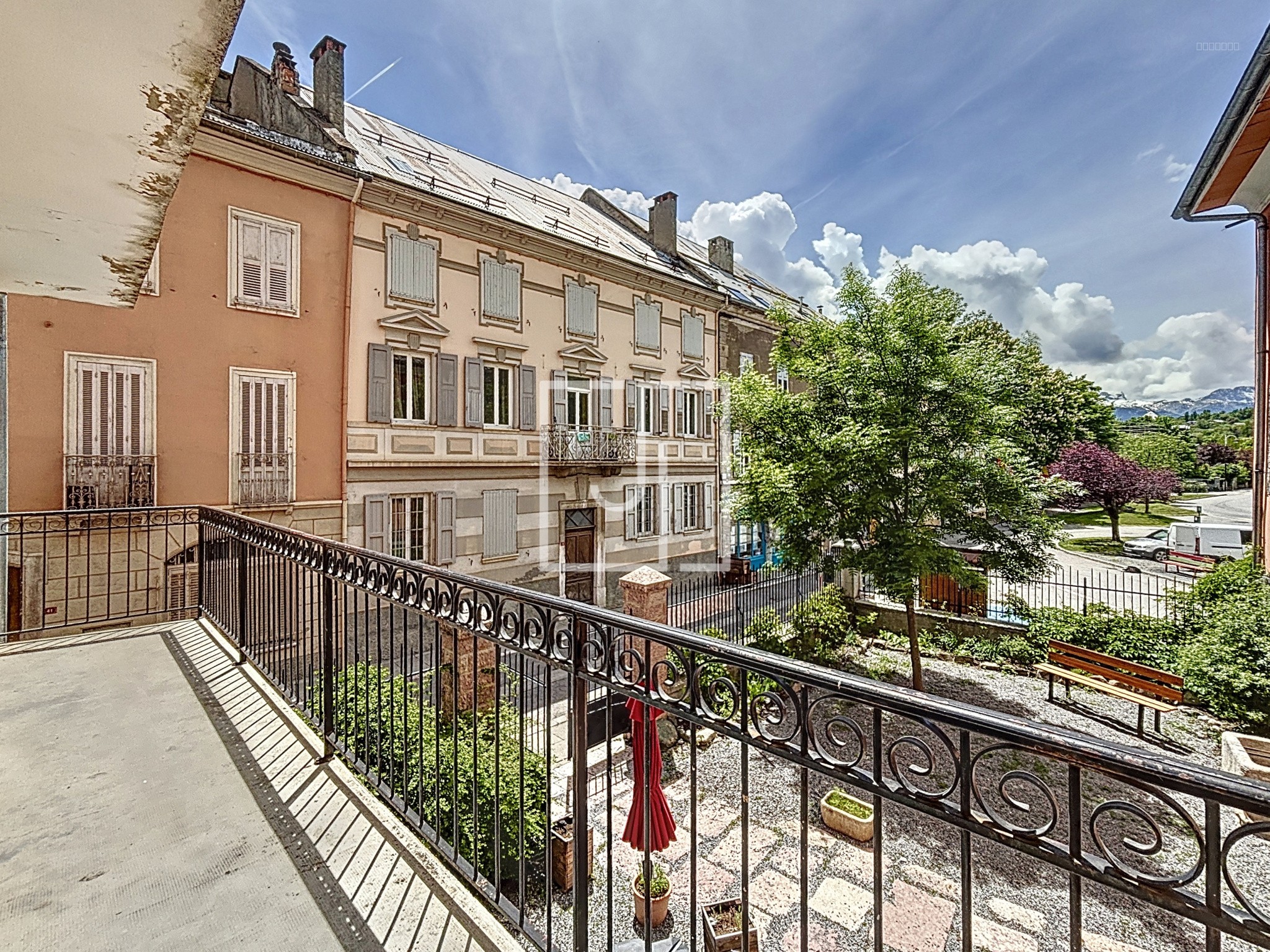 À VENDRE Appartement 3 chambres avec balcon, cave et grenier 70 m2 Jausiers (04) — photo 1