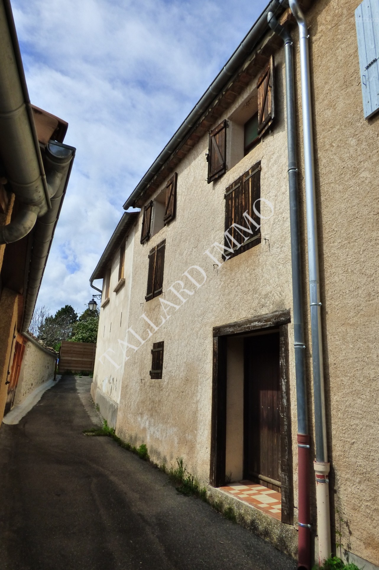 Maison à vendre à Claret, 500 m², 3 pièces – photo 1 sur 9