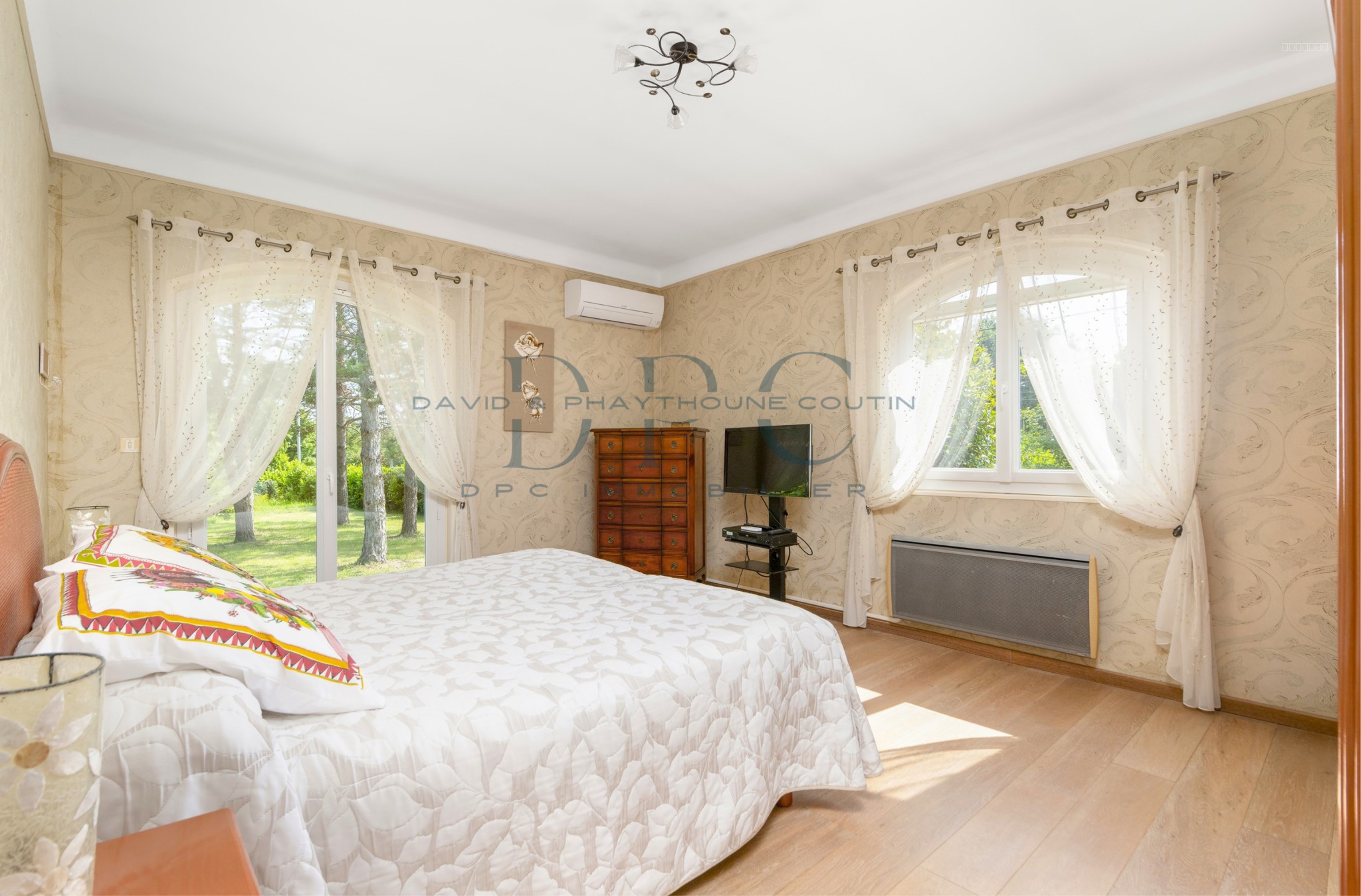 VILLA T9 - PISCINE - DEPENDANCES / POOL-HOUSE - DOUBLE GARAGE - GRAND JARDIN - DPE CLASSE C — photo 7