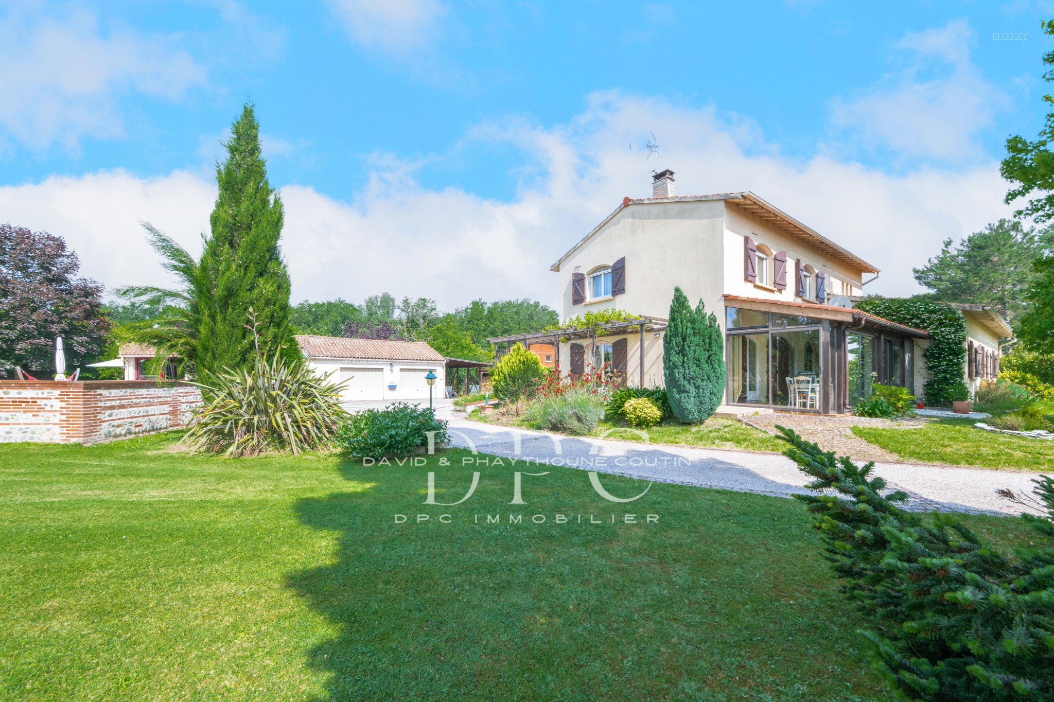 VILLA T9 - PISCINE - DEPENDANCES / POOL-HOUSE - DOUBLE GARAGE - GRAND JARDIN - DPE CLASSE C — photo 1