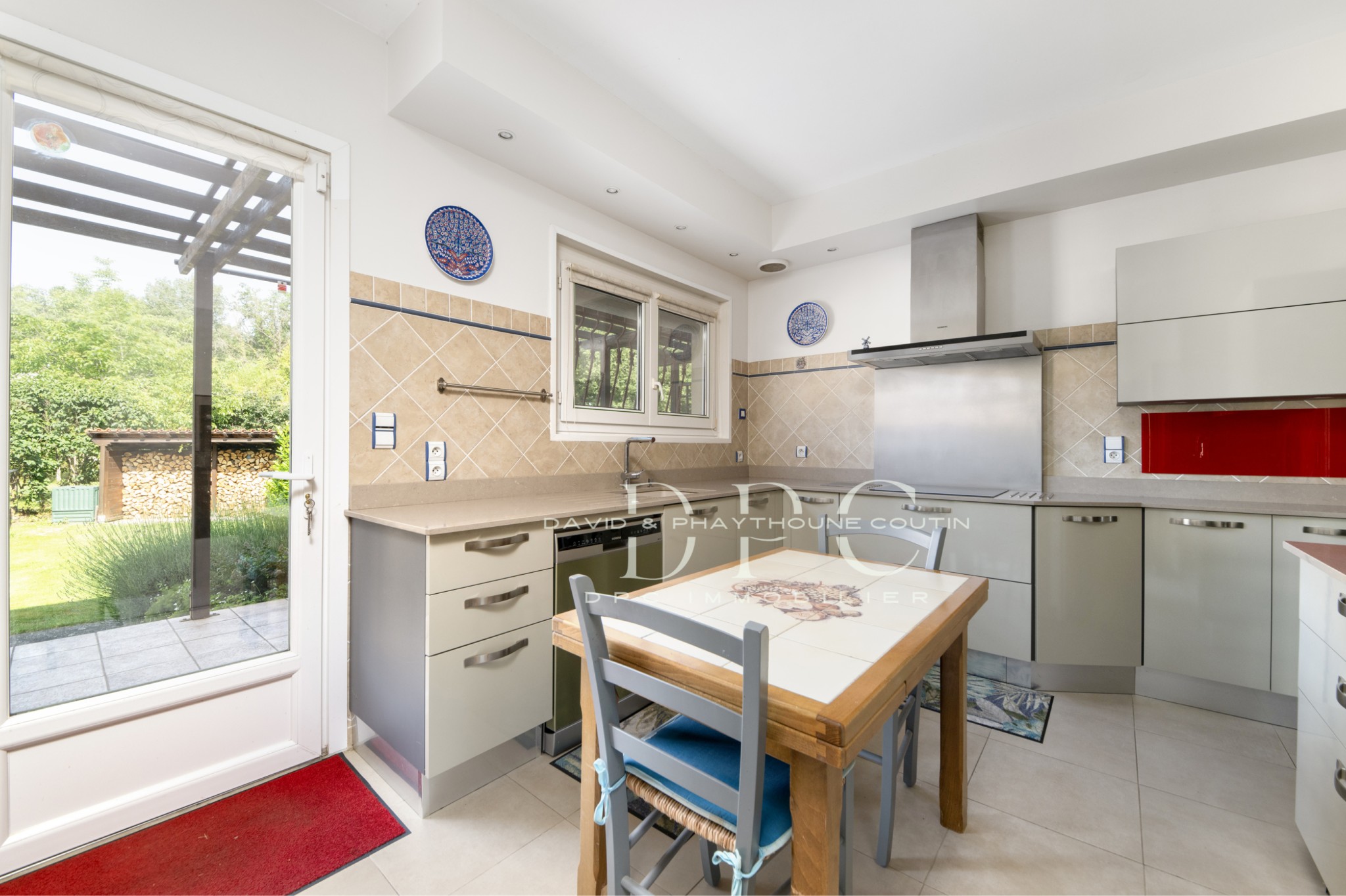 VILLA T9 - PISCINE - DEPENDANCES / POOL-HOUSE - DOUBLE GARAGE - GRAND JARDIN - DPE CLASSE C — photo 6