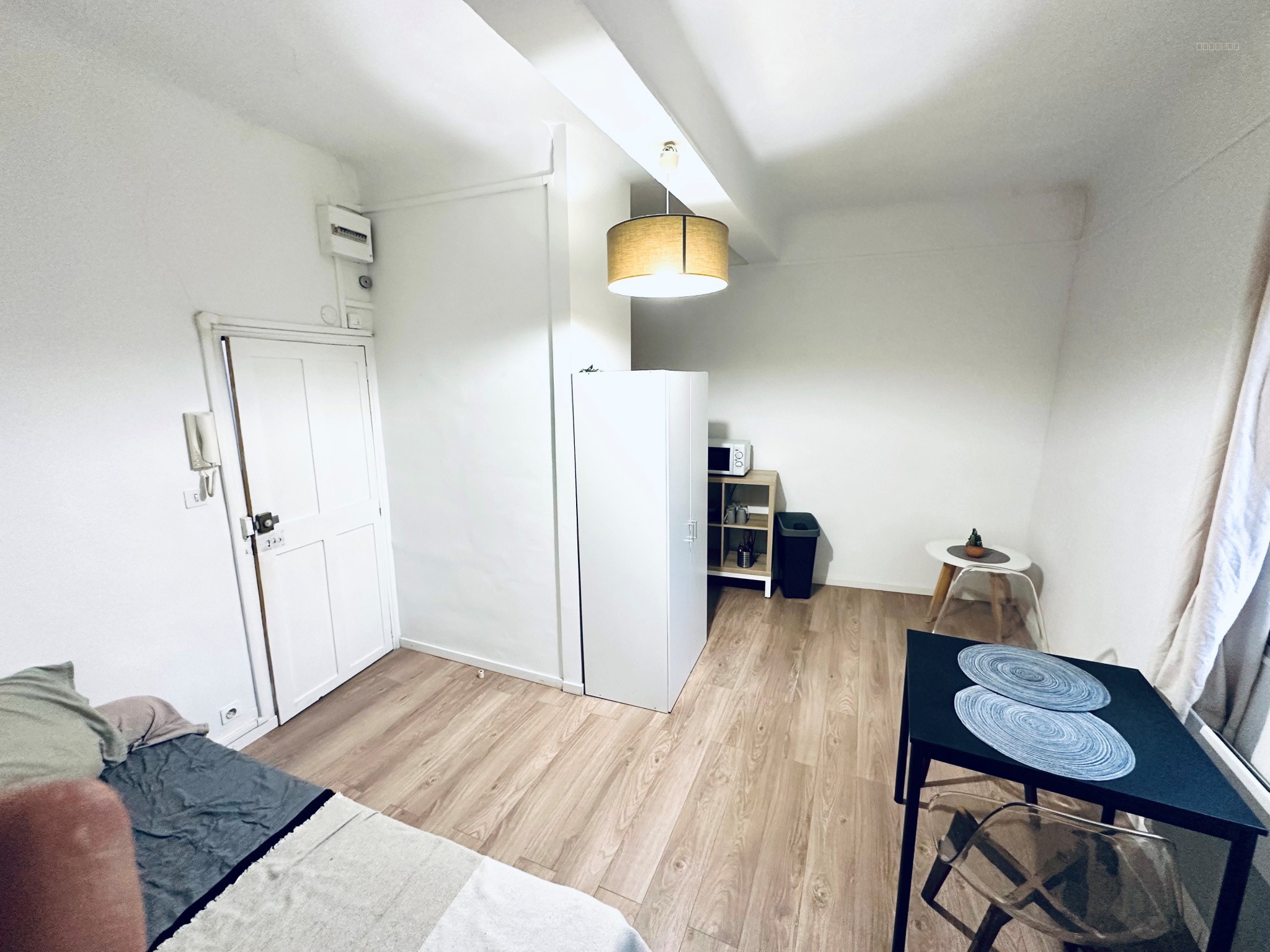 PARFAIT STUDIO DE 21 M2 - PLACE DE LA MAIRIE - HYPER-CENTRE - (BAIL NON MEUBLE) — photo 5