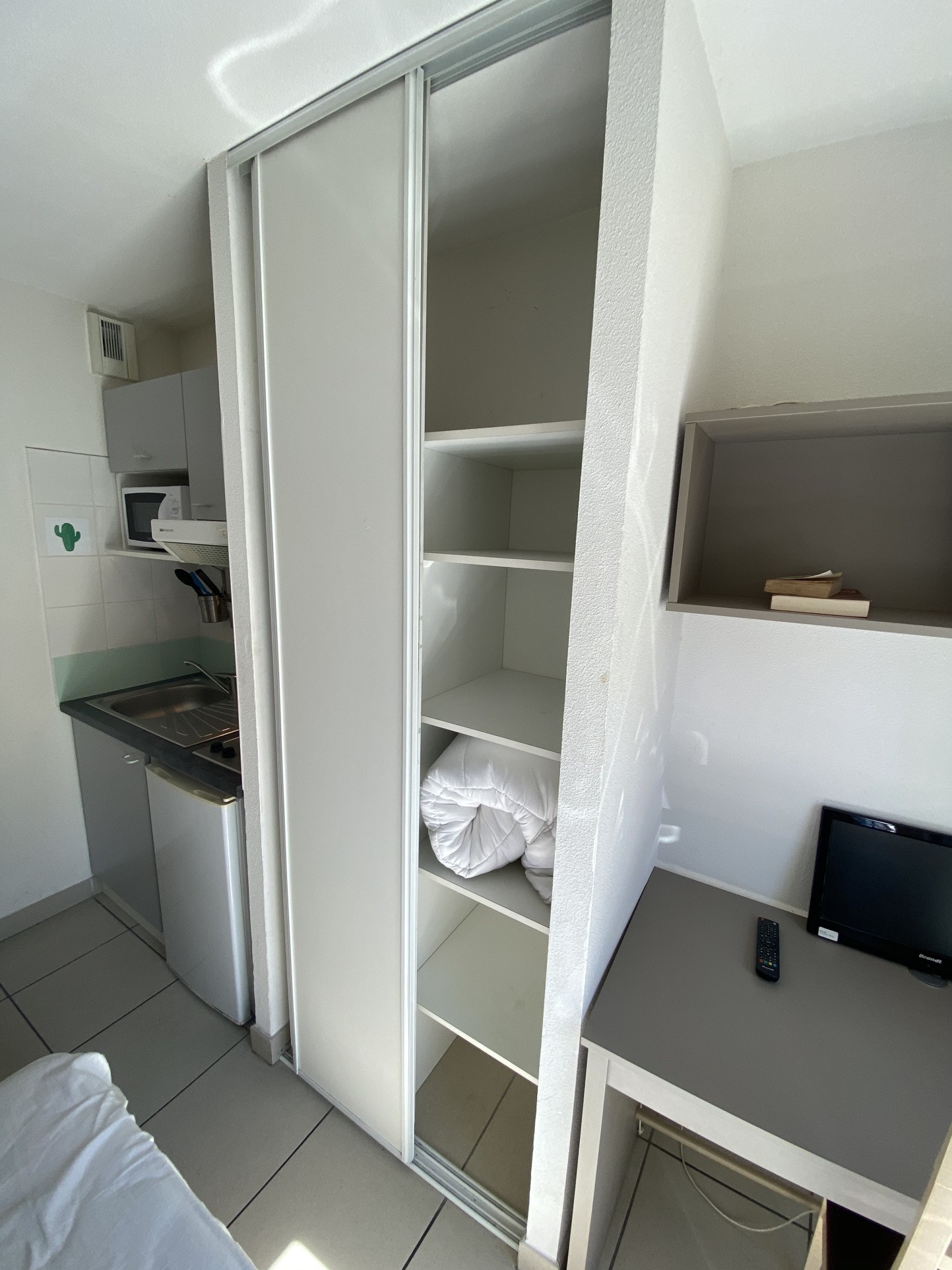 STUDIO MEUBLE PARKING ET PISCINE — photo 5