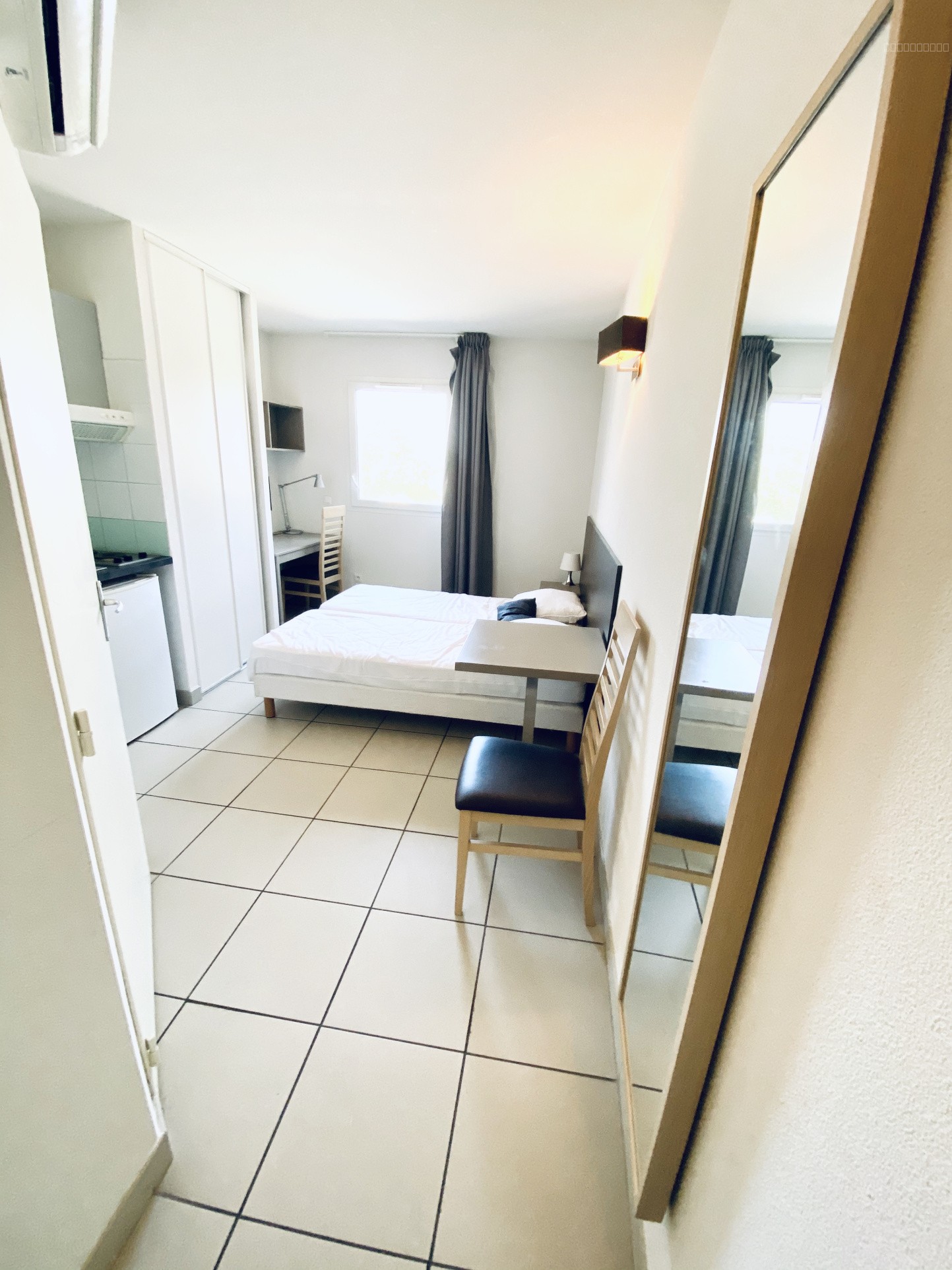 STUDIO DE 20 M2 PARKING ET PISCINE - CELONY — photo 3