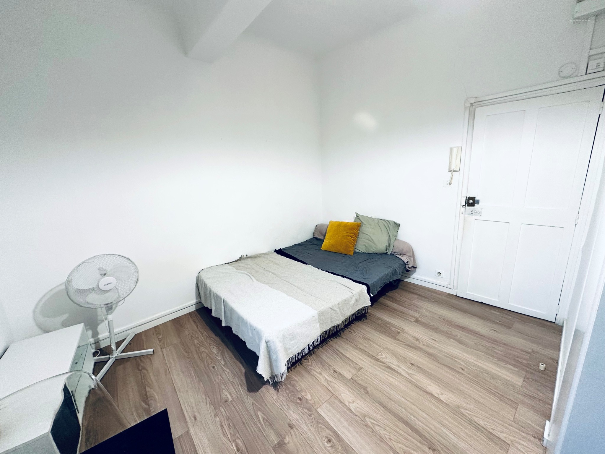 PARFAIT STUDIO DE 21 M2 - PLACE DE LA MAIRIE - HYPER-CENTRE - (BAIL NON MEUBLE) — photo 3