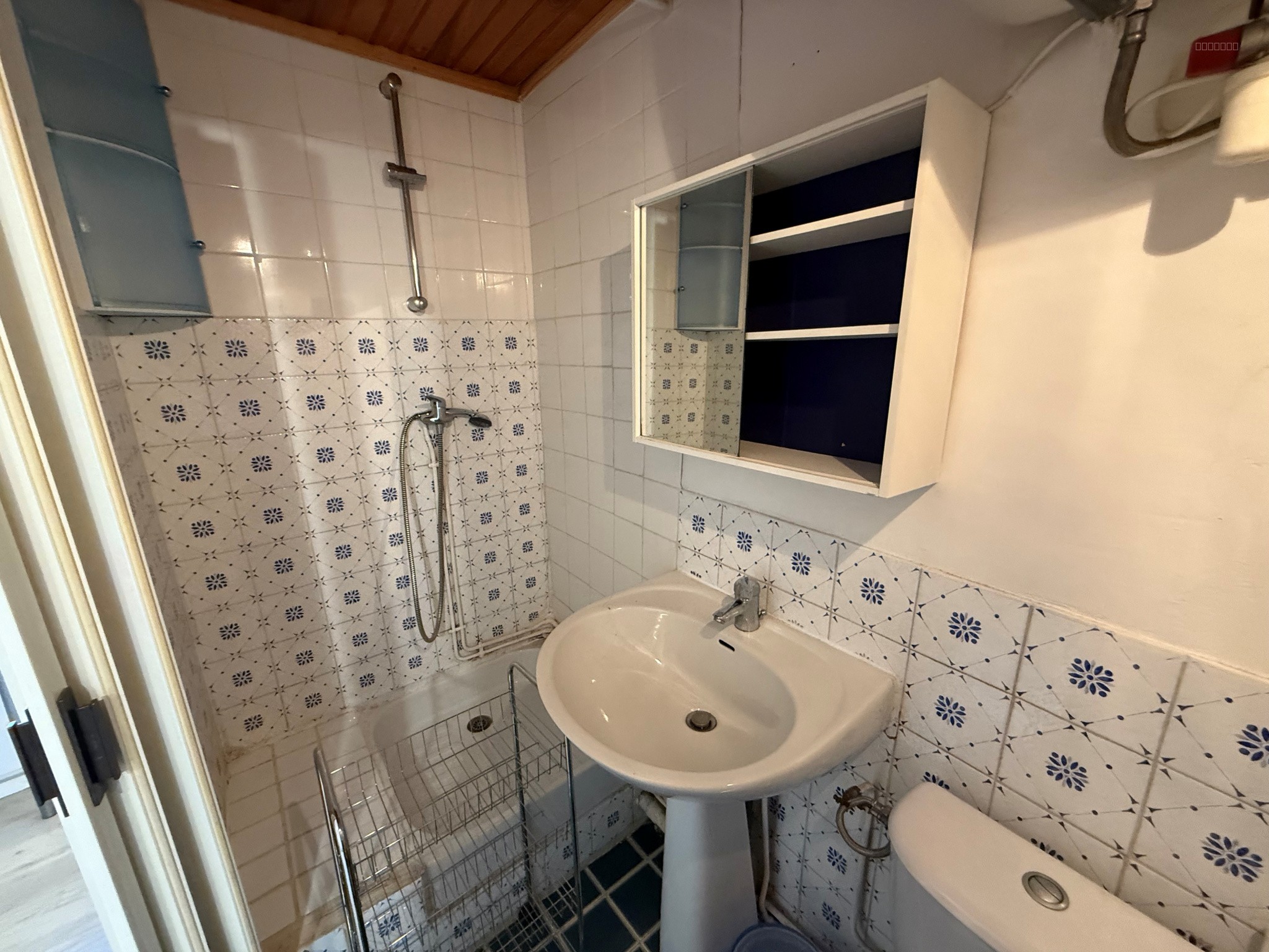 STUDIO MEUBLÉ DE 14 M2 - RUE JACQUE DE LA ROQUE - HYPER CENTRE — photo 5