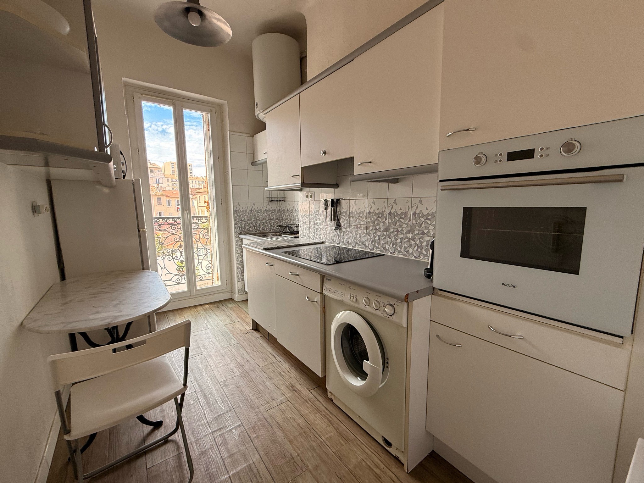 TYPE 2 DE 45 M2 MEUBLE - MARSEILLE 7eme - RUE CHATEAUBRIAND — photo 4
