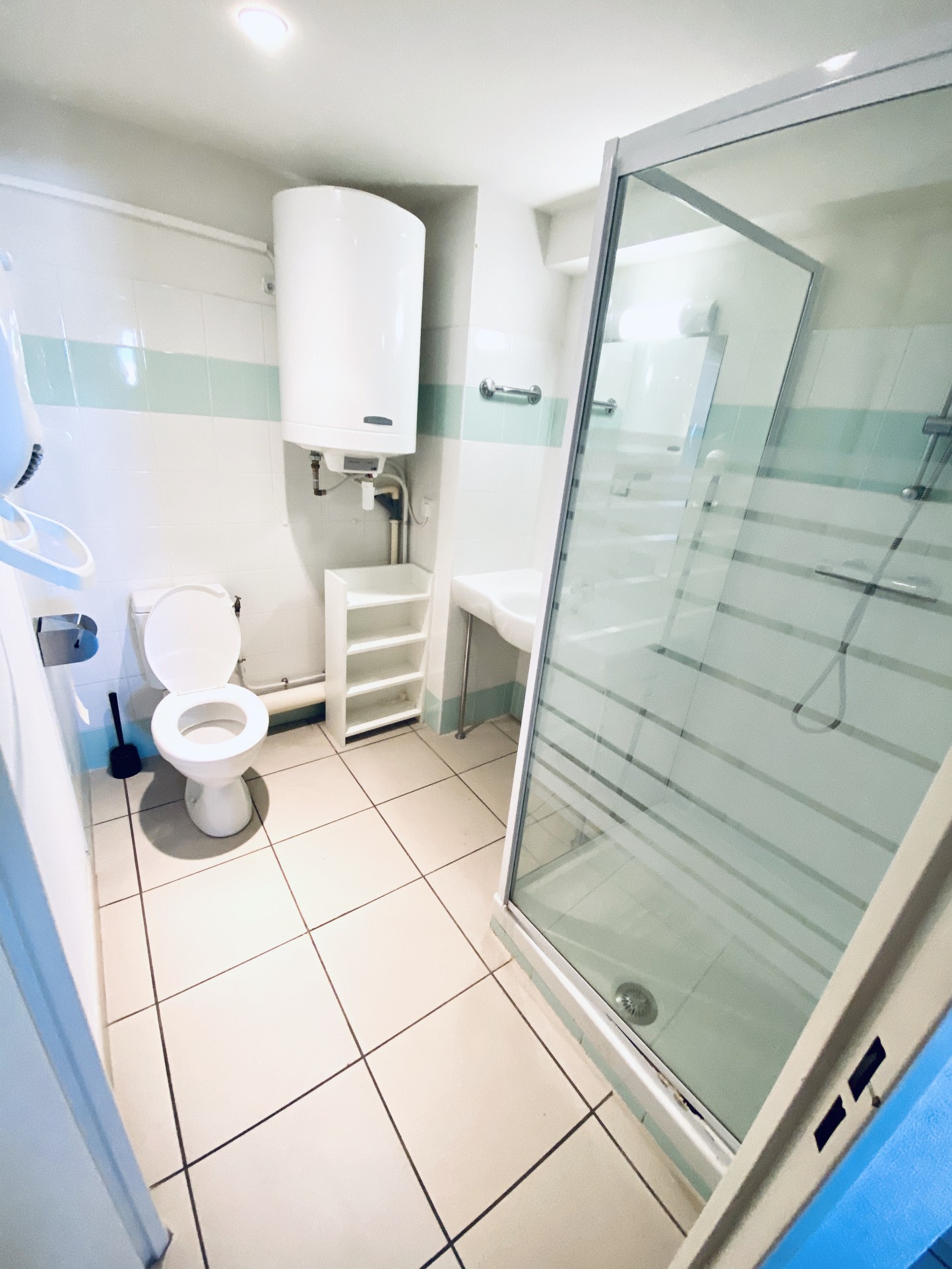 STUDIO DE 20 M2 PARKING ET PISCINE - CELONY — photo 7