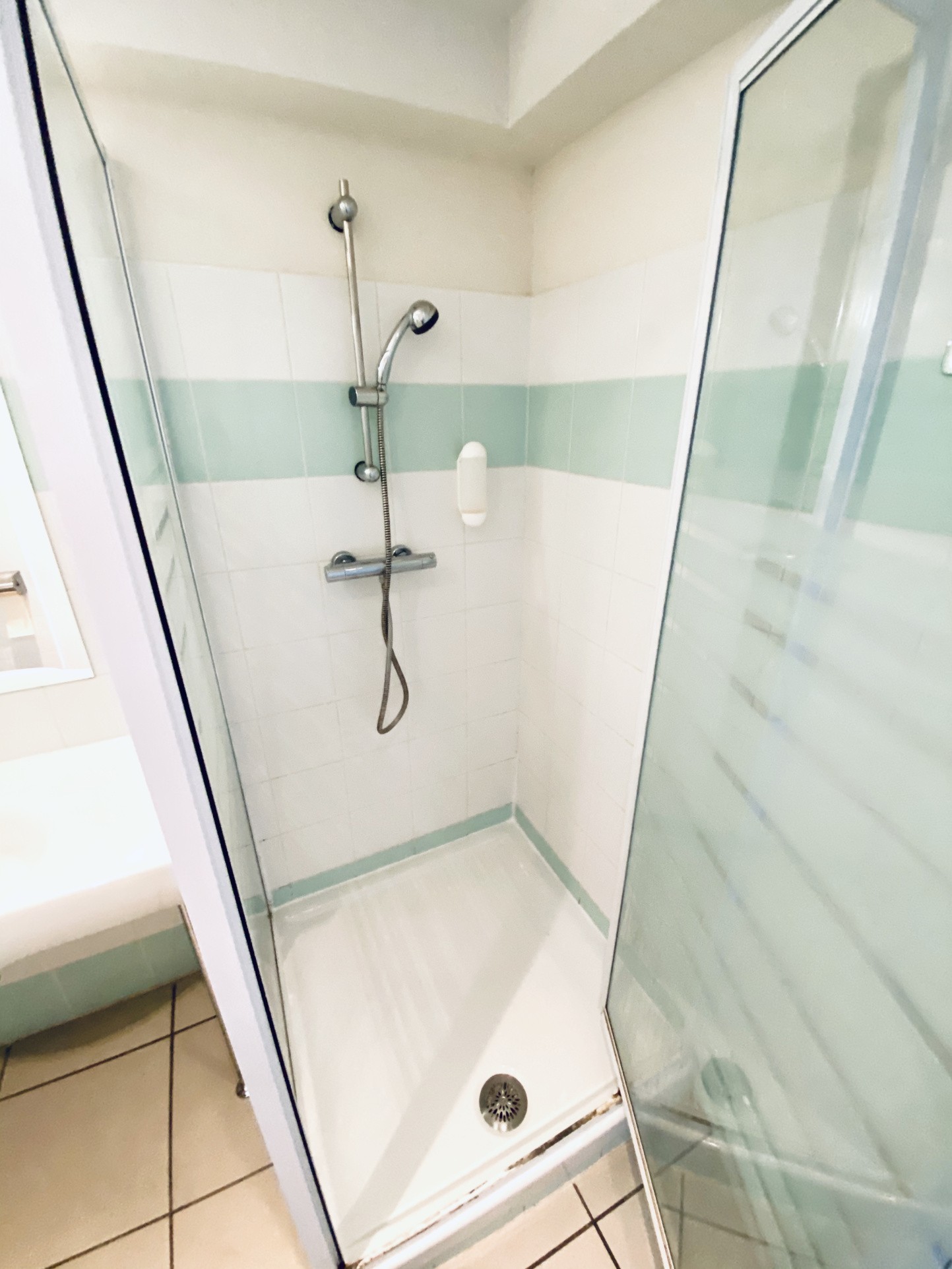STUDIO DE 20 M2 PARKING ET PISCINE - CELONY — photo 6