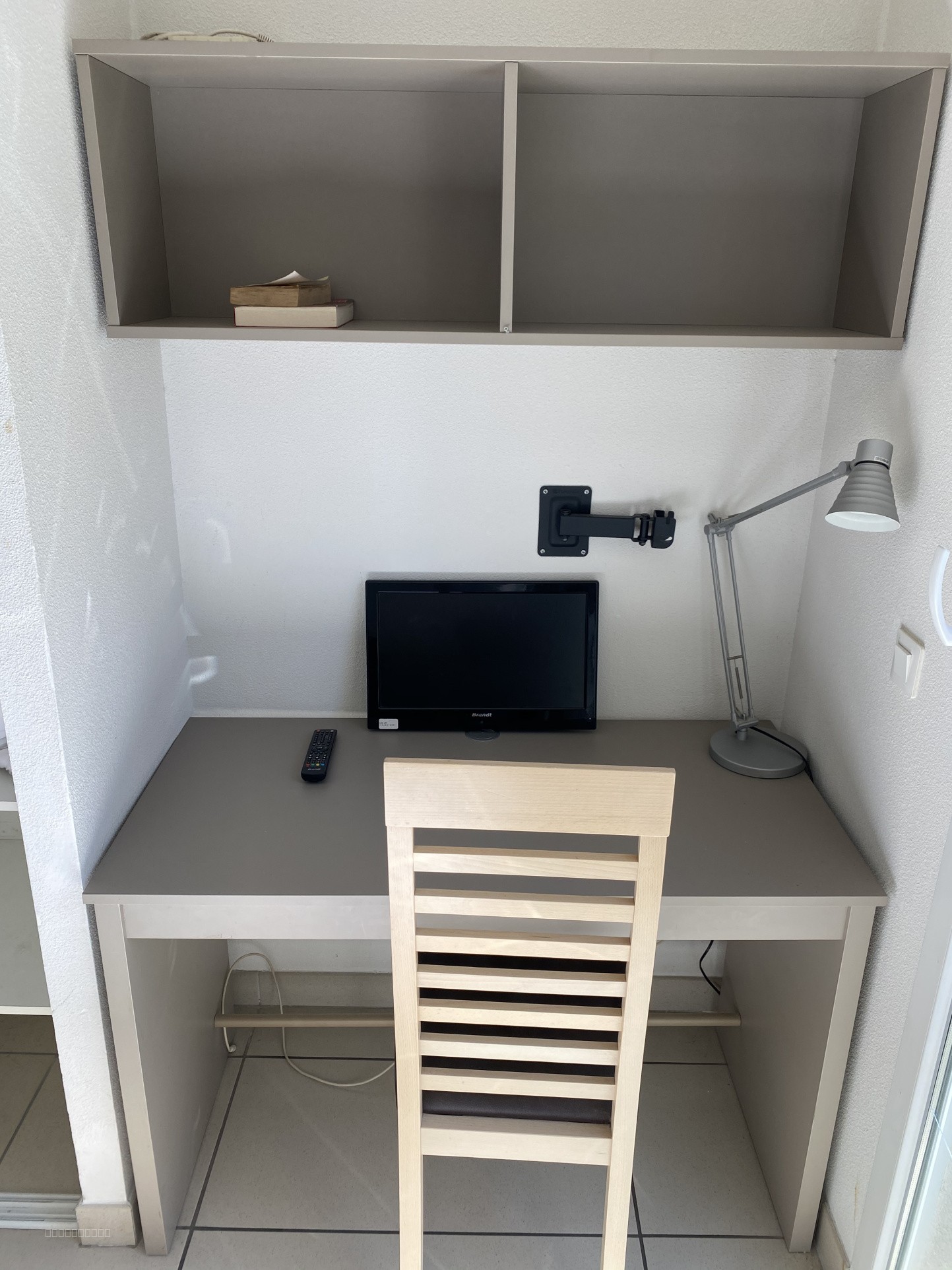 STUDIO MEUBLE PARKING ET PISCINE — photo 4