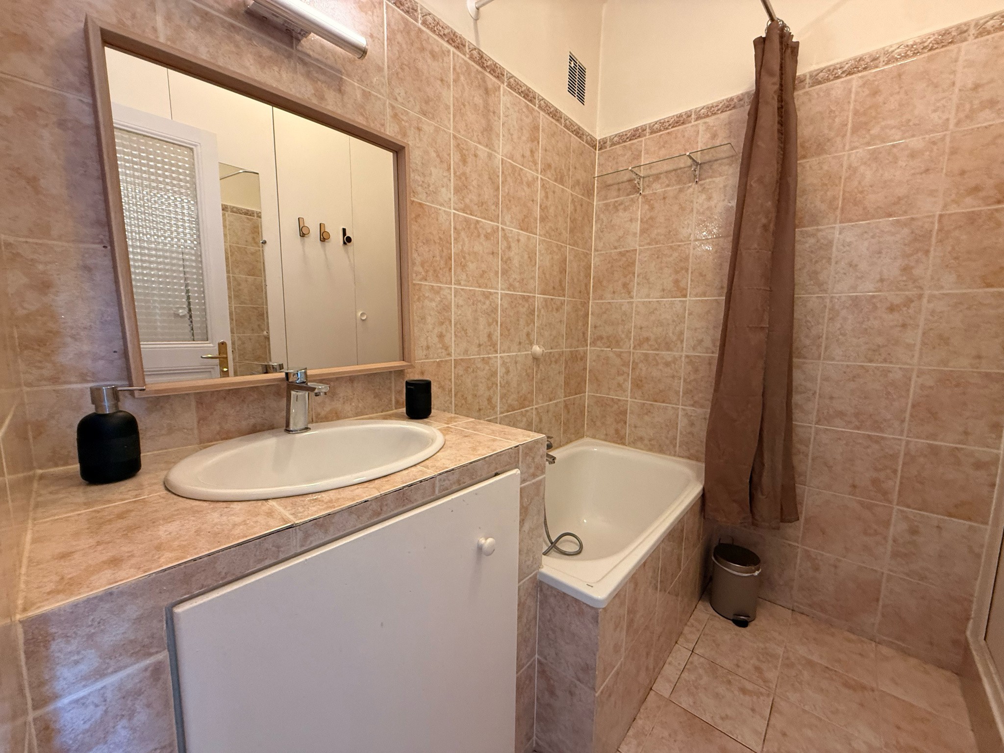 TYPE 2 DE 45 M2 MEUBLE - MARSEILLE 7eme - RUE CHATEAUBRIAND — photo 5