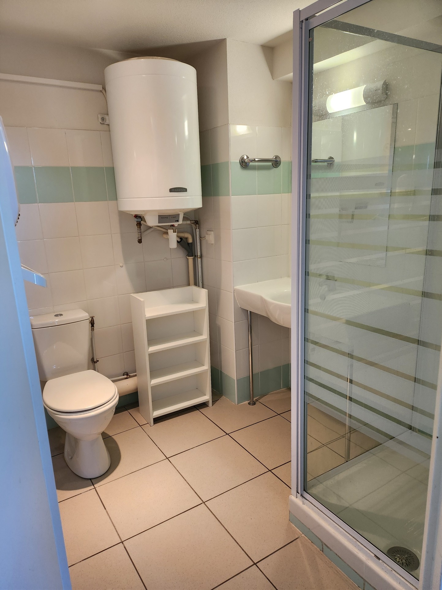 STUDIO MEUBLE PARKING ET PISCINE — photo 3