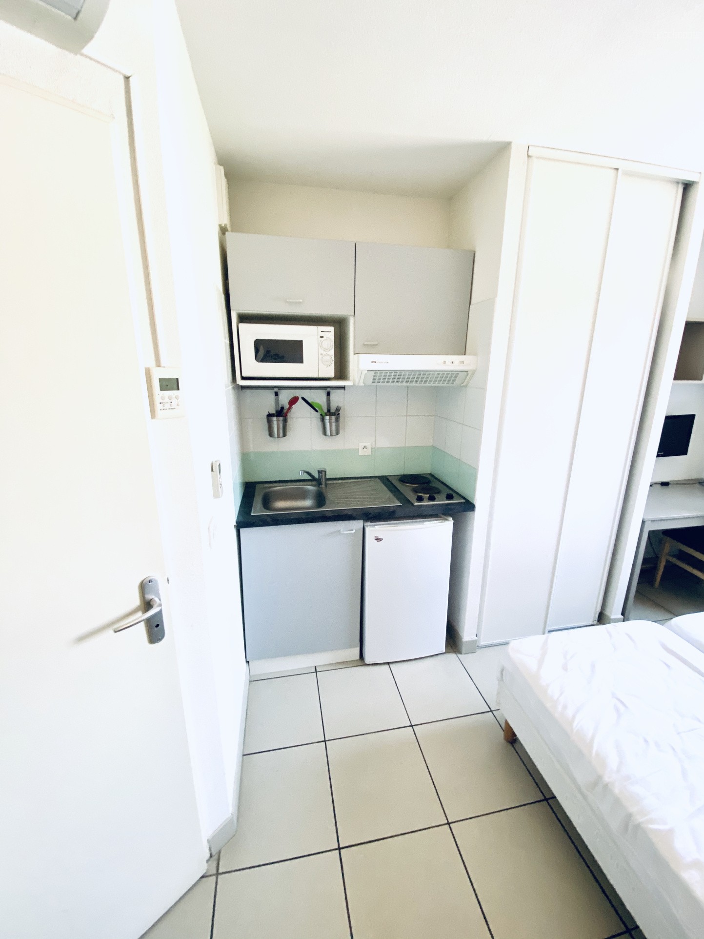 STUDIO DE 20 M2 PARKING ET PISCINE - CELONY — photo 5