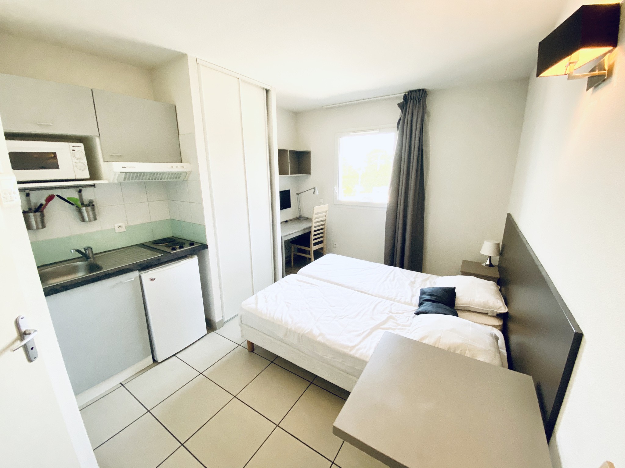 STUDIO DE 20 M2 PARKING ET PISCINE - CELONY — photo 4