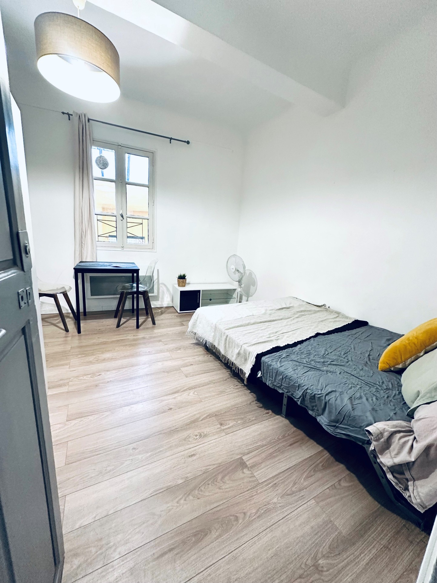 PARFAIT STUDIO DE 21 M2 - PLACE DE LA MAIRIE - HYPER-CENTRE - (BAIL NON MEUBLE) — photo 4