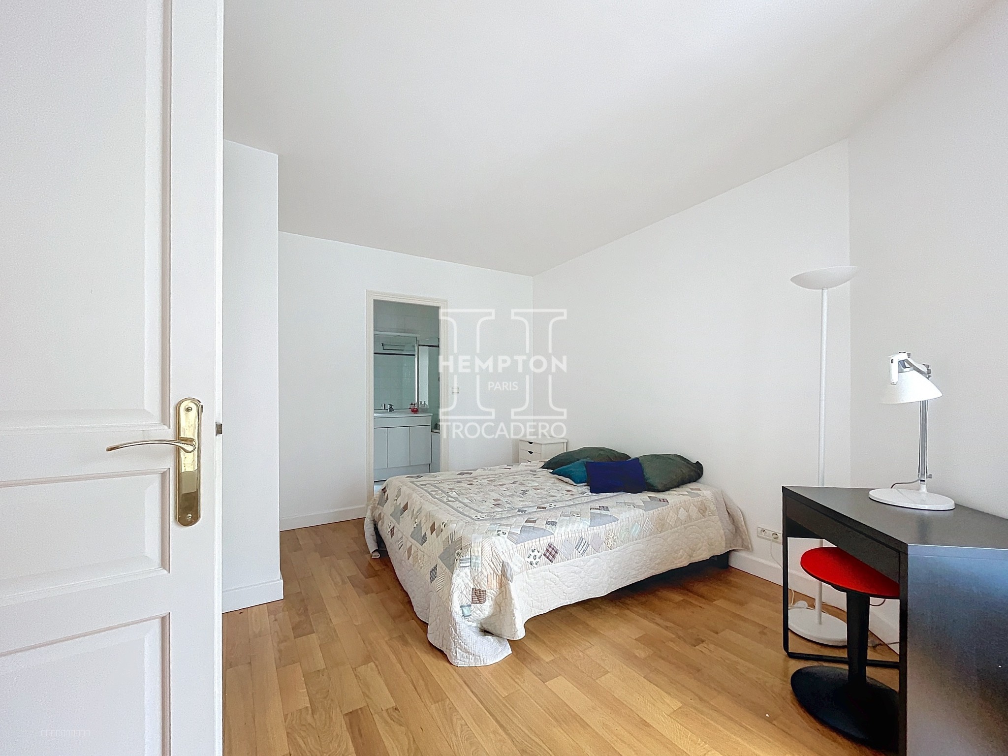 PARIS XVI • SUPERBE APPARTEMENT FAMILIAL LUMINEUX ET SPACIEUX — photo 8