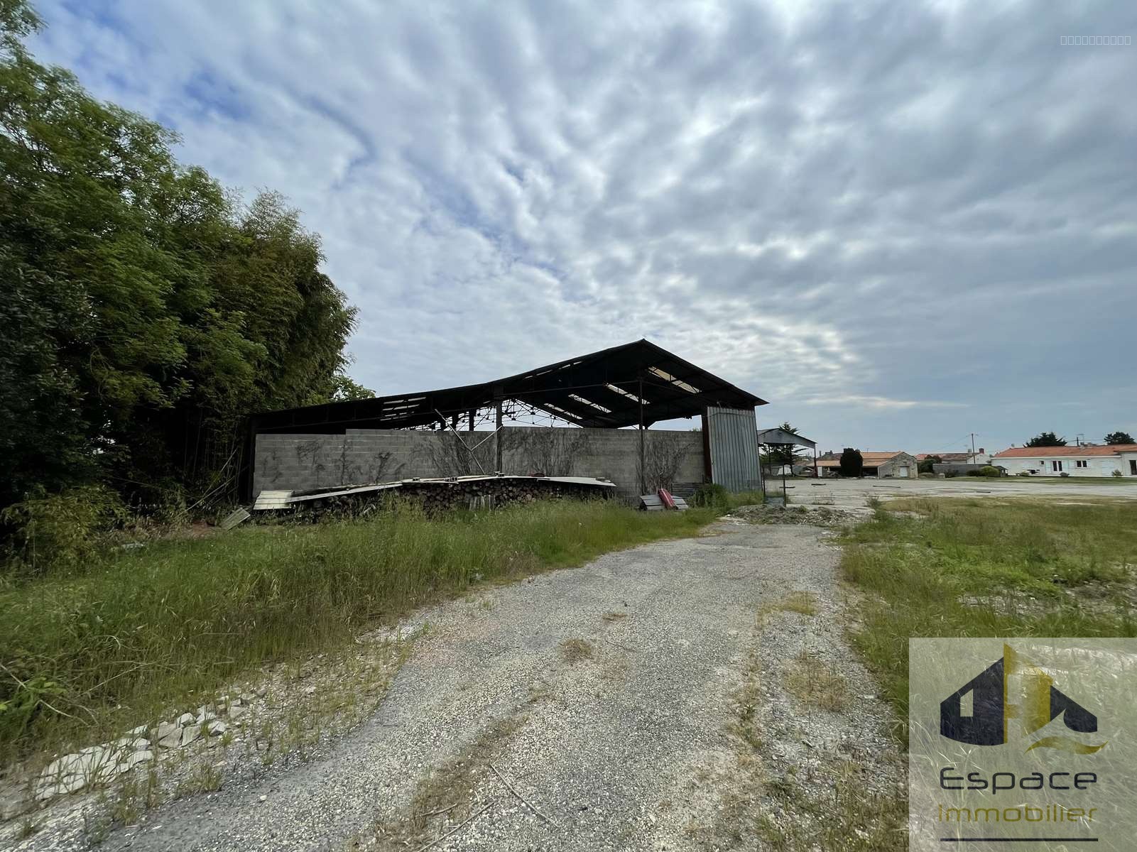 Bien immobilier à vendre à Ardillieres, 5 109 m² – photo 1 sur 3