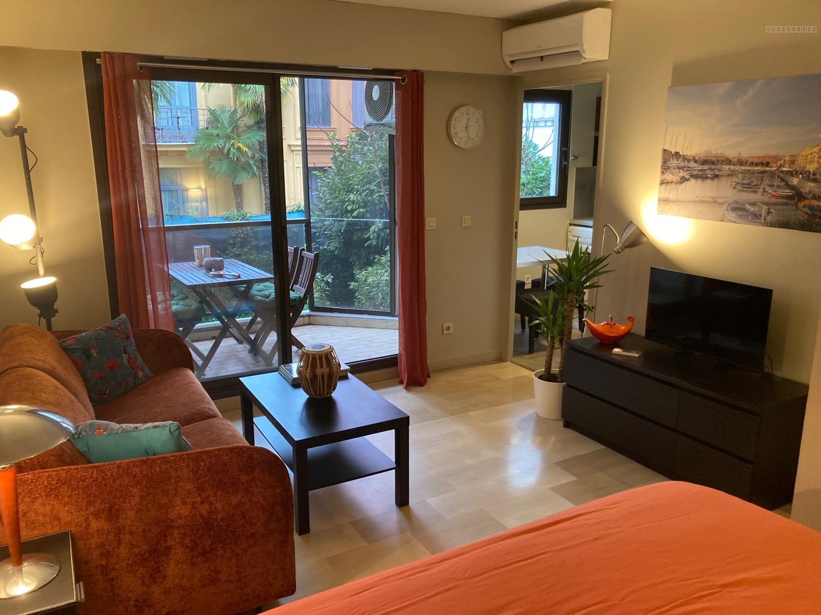 A VENDRE -CARRE D OR - F1 AVEC BALCON — photo 1