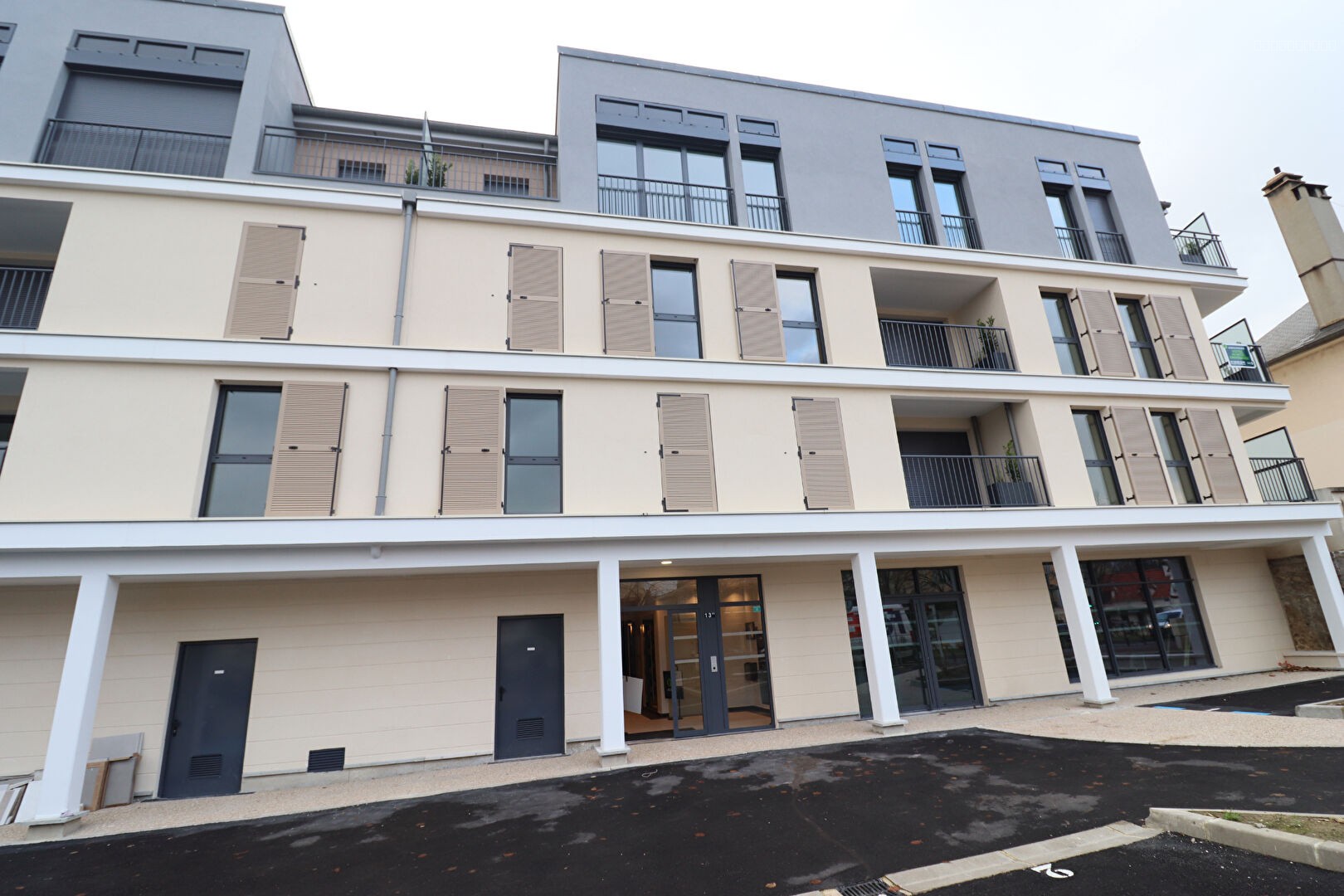 Parking / Box à louer à Le port marly, 1 400 m² – photo 1 sur 1
