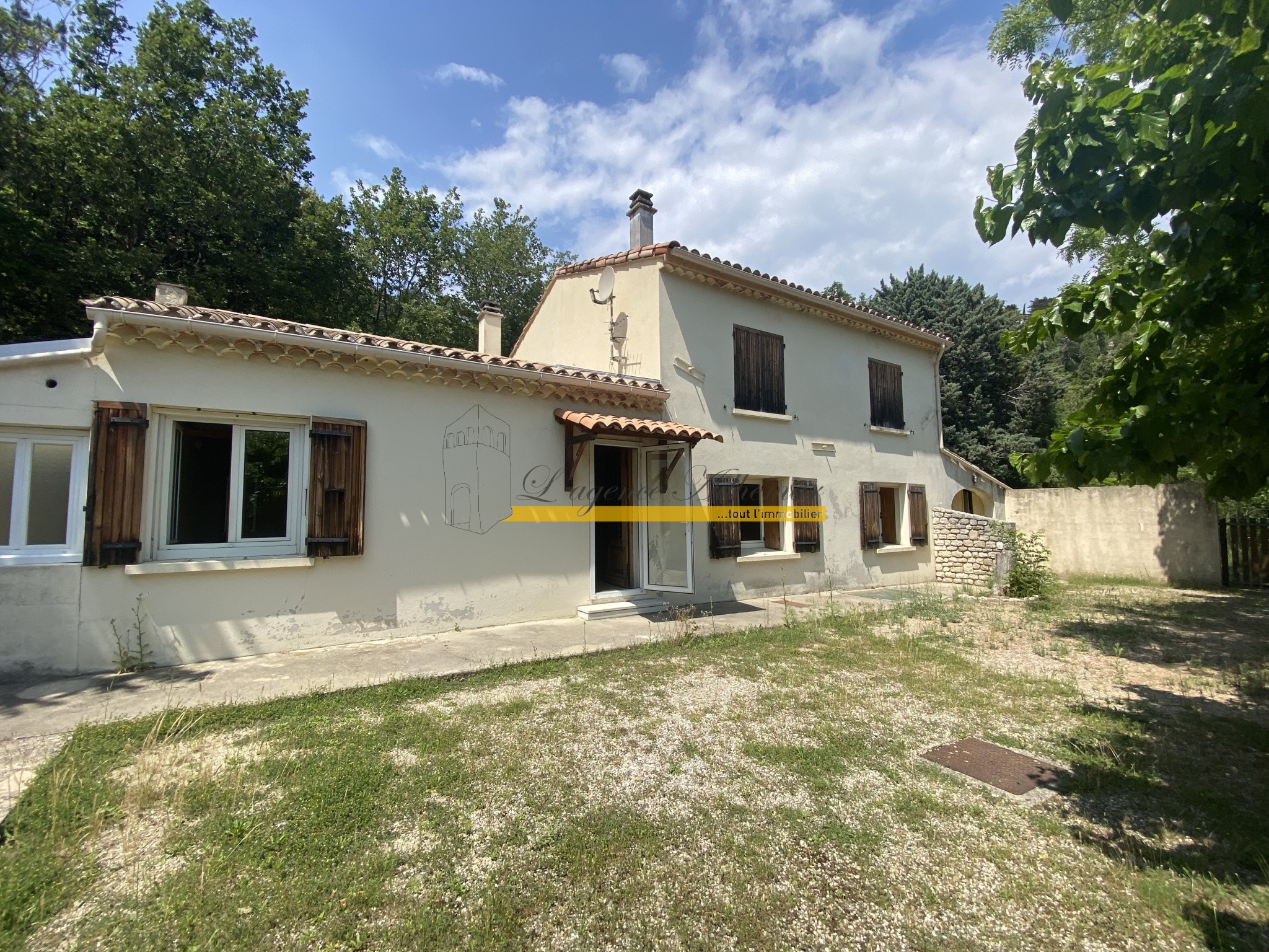 ROUSSAS Drôme Provençale, maison en bordure de village à vendre. — photo 1