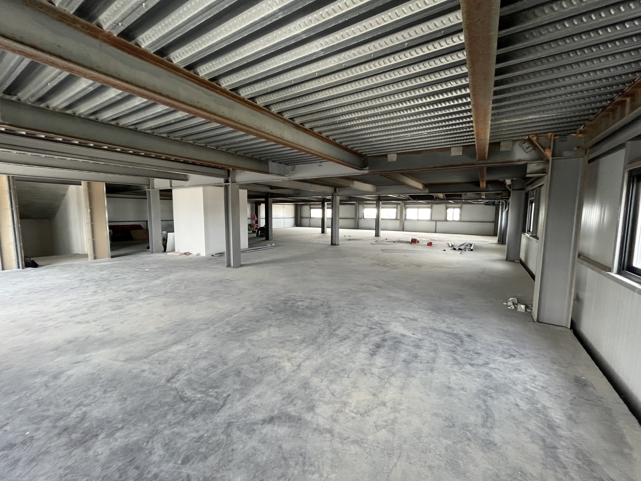 Bien immobilier à louer à La rochelle, 1 600 m² – photo 1 sur 4