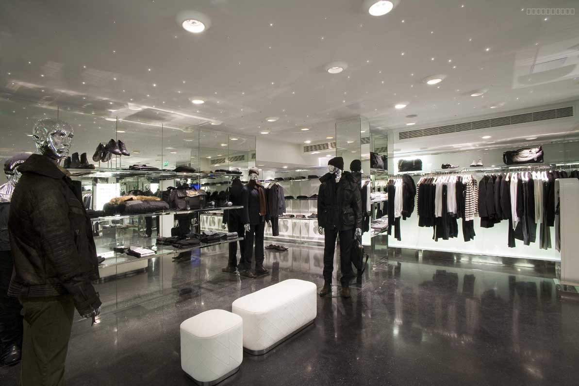 Local commercial à louer à La rochelle, 1 500 m² – photo 1 sur 1