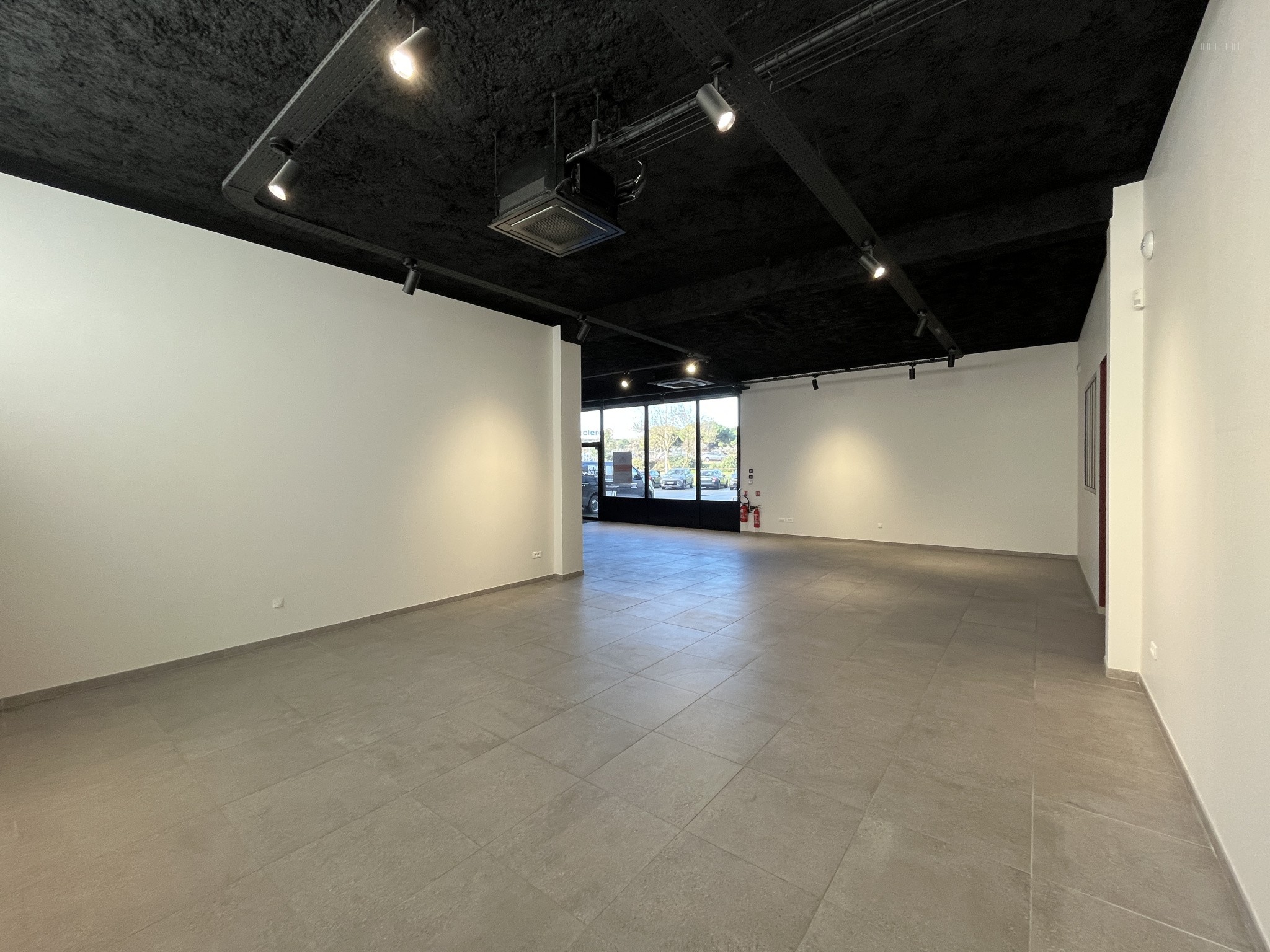 Local commercial à louer à Lagord, 180 m² – photo 1 sur 2