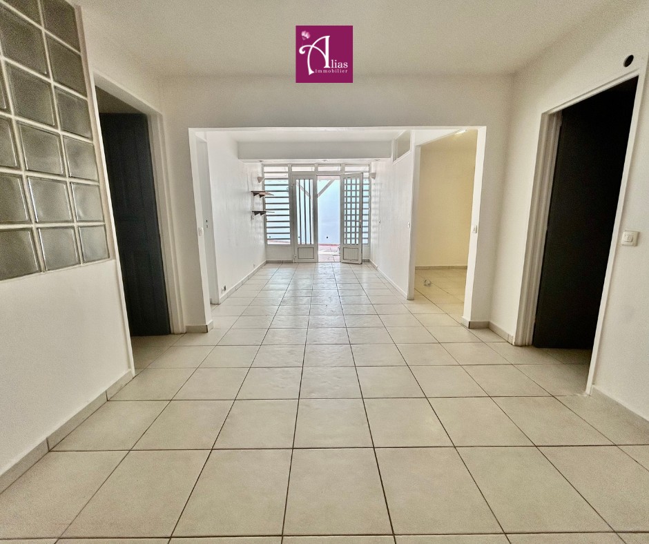Bien immobilier à vendre à Le gosier, 57 m² – photo 1 sur 8