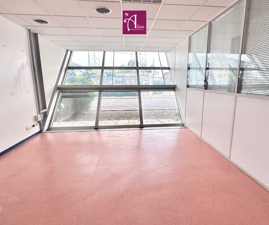 Bien immobilier à louer à Les abymes, 340 m² – photo 3 sur 8