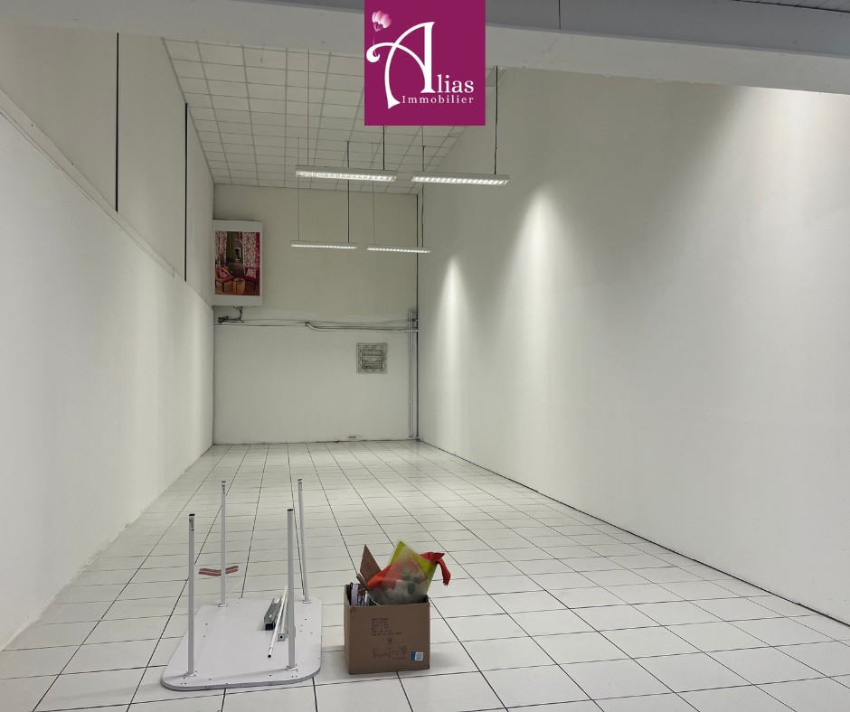 Local commercial à louer à Baie mahault, 100 m² – photo 1 sur 1
