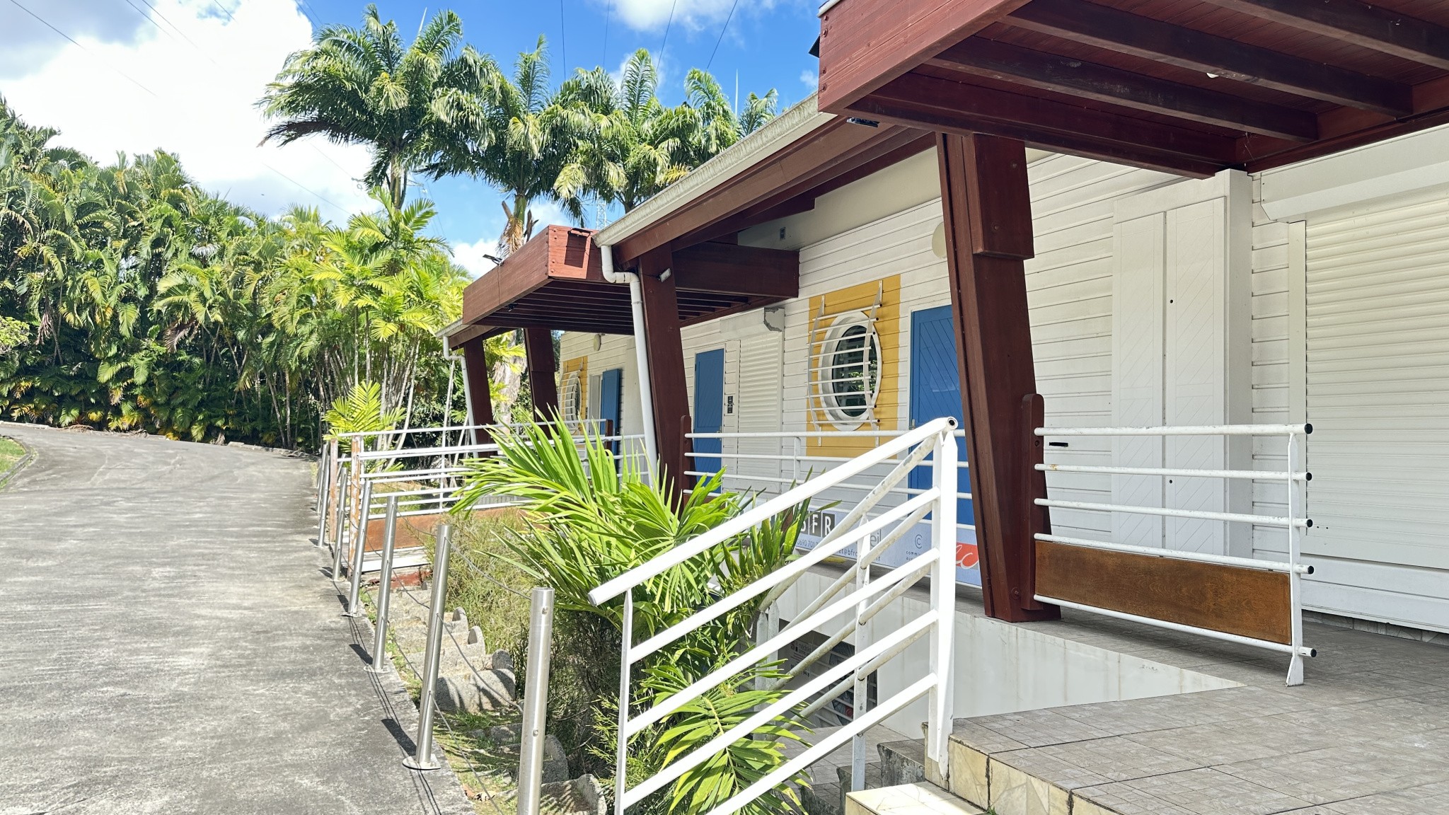 Bien immobilier à vendre à Baie mahault, 1 100 m² – photo 2 sur 3