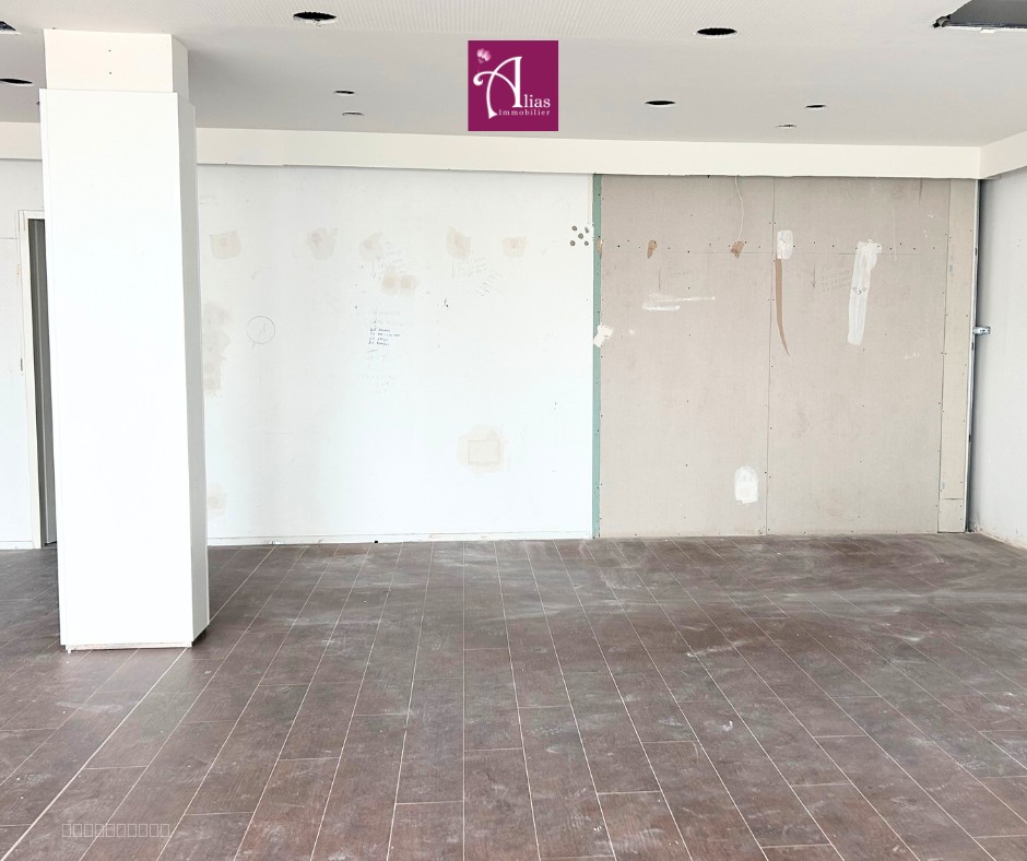 Local commercial à louer à Baie mahault, 100 m² – photo 2 sur 2