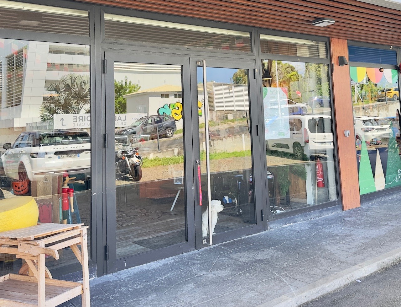Local commercial à louer à Baie mahault, 52,5 m² – photo 1 sur 3