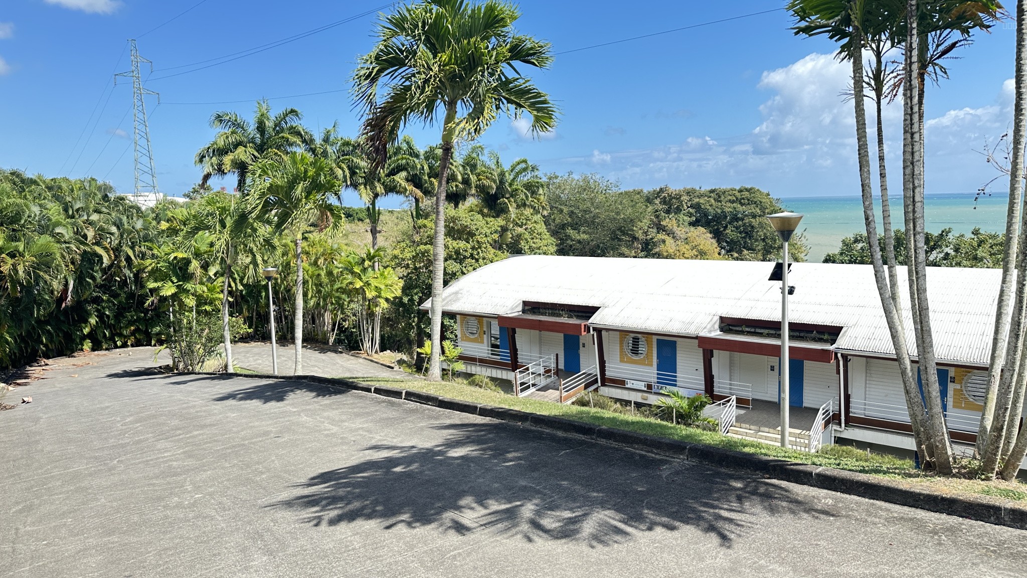 Bien immobilier à vendre à Baie mahault, 1 100 m² – photo 1 sur 3