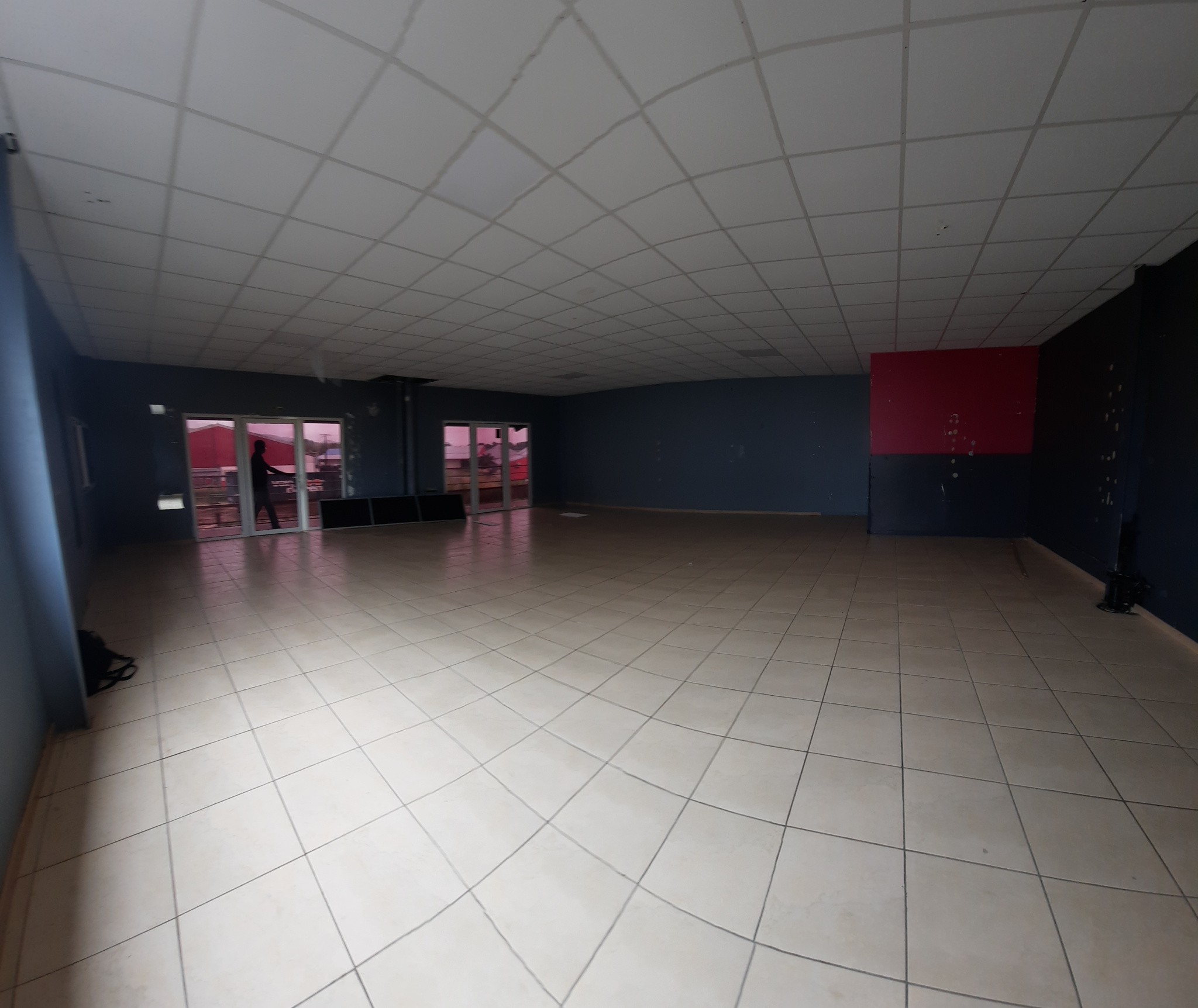 Local commercial à louer à Ste rose, 92 m² – photo 1 sur 3