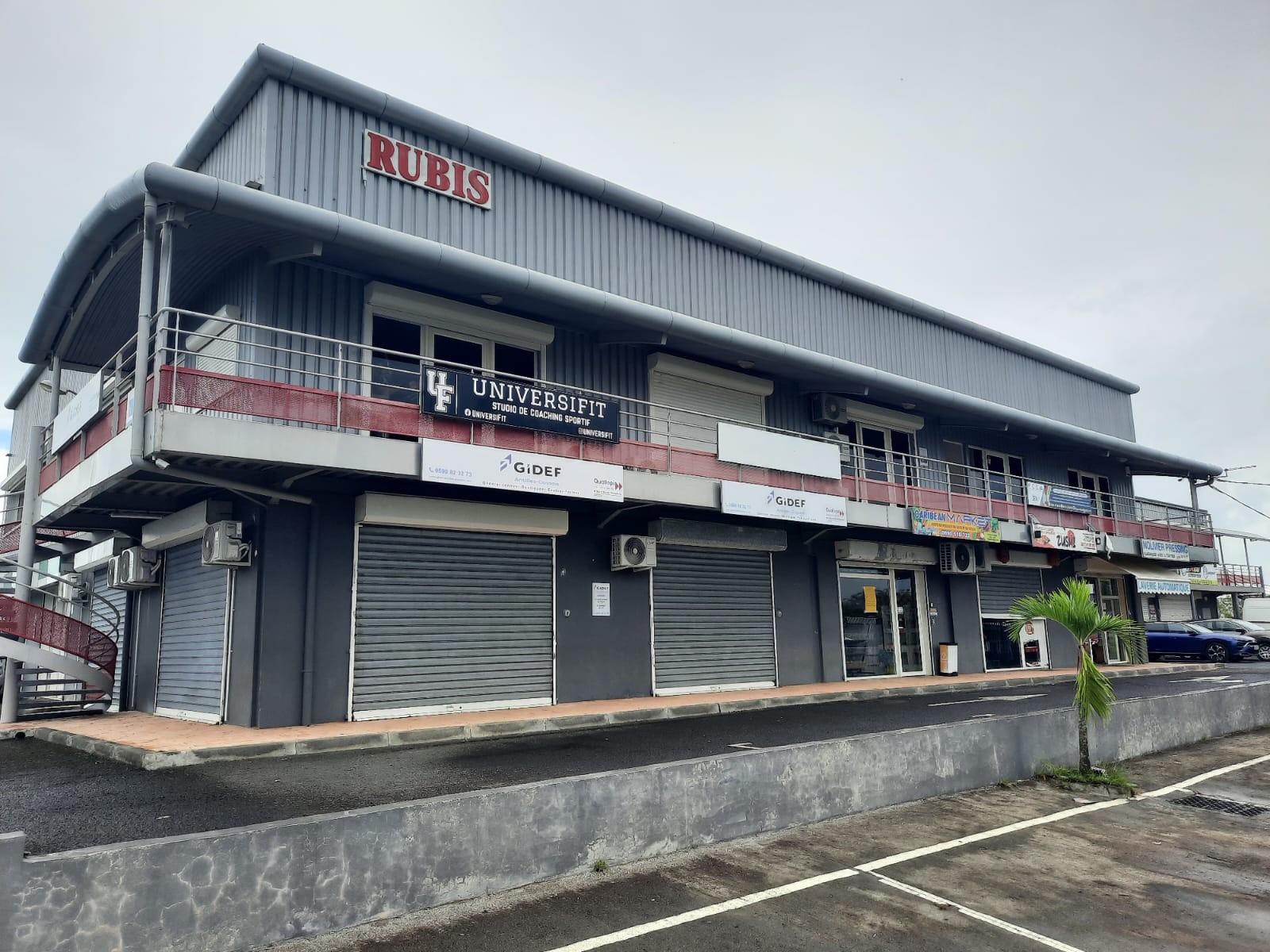 Local commercial à louer à Ste rose, 92 m² – photo 2 sur 3