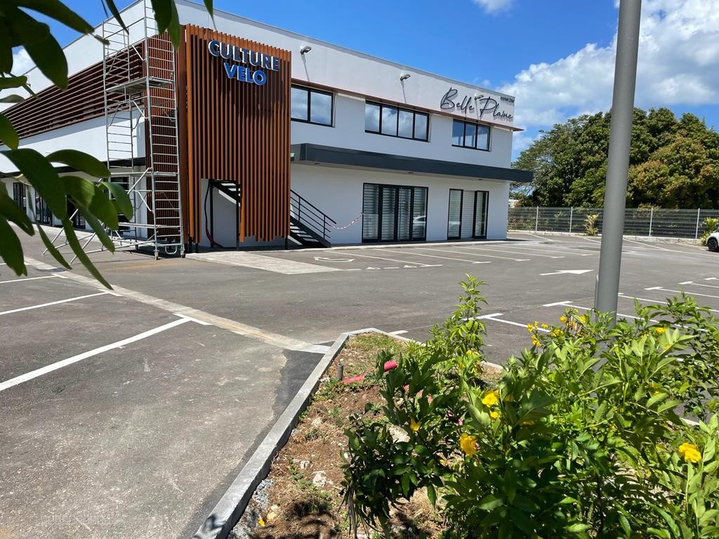 Bien immobilier à louer à Les abymes, 400 m² – photo 2 sur 7