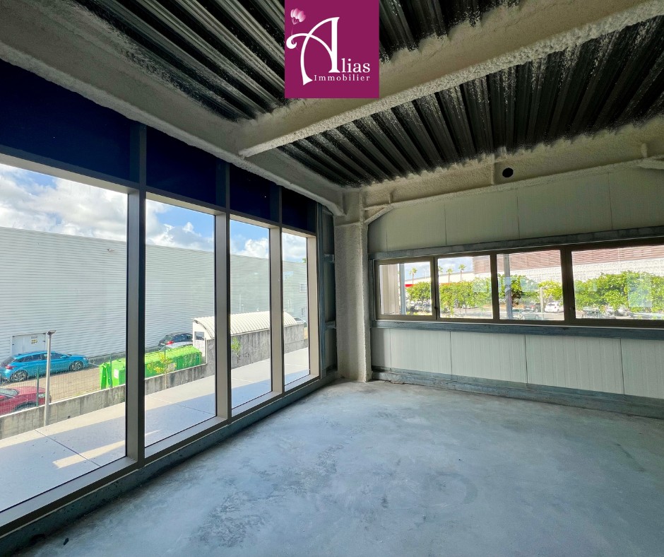 Local commercial à louer à Les abymes, 74 m² – photo 2 sur 3