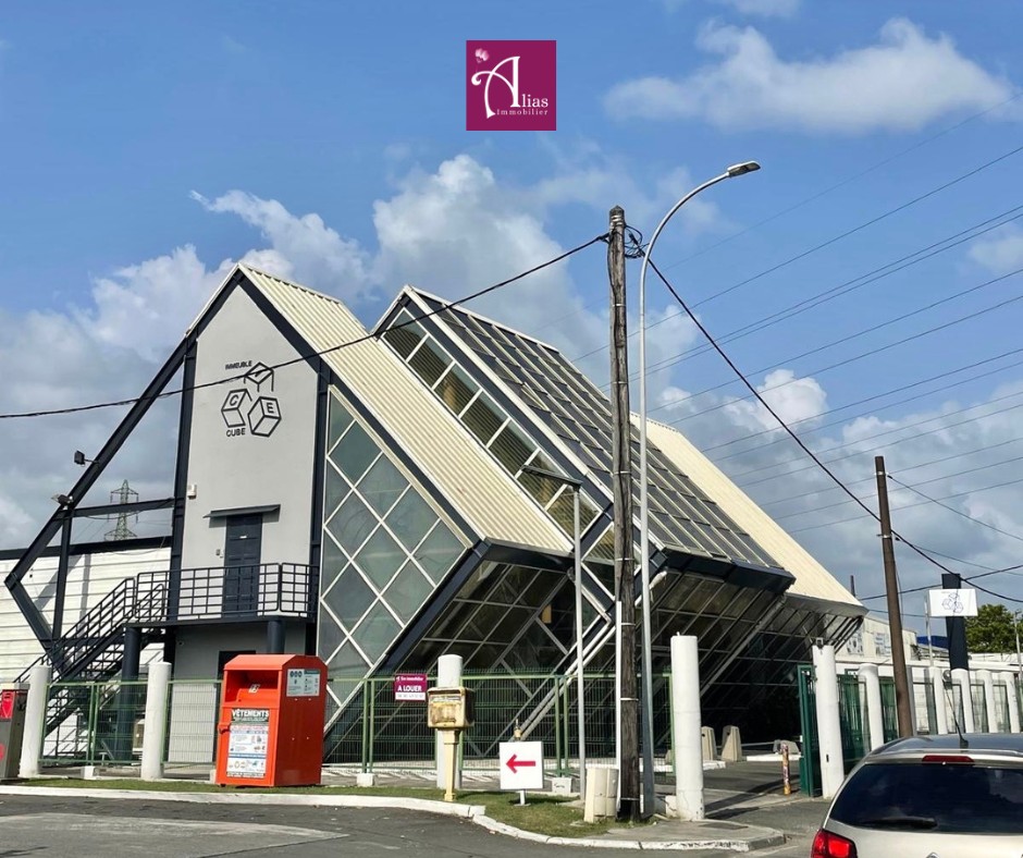 Bien immobilier à louer à Les abymes, 340 m² – photo 1 sur 8